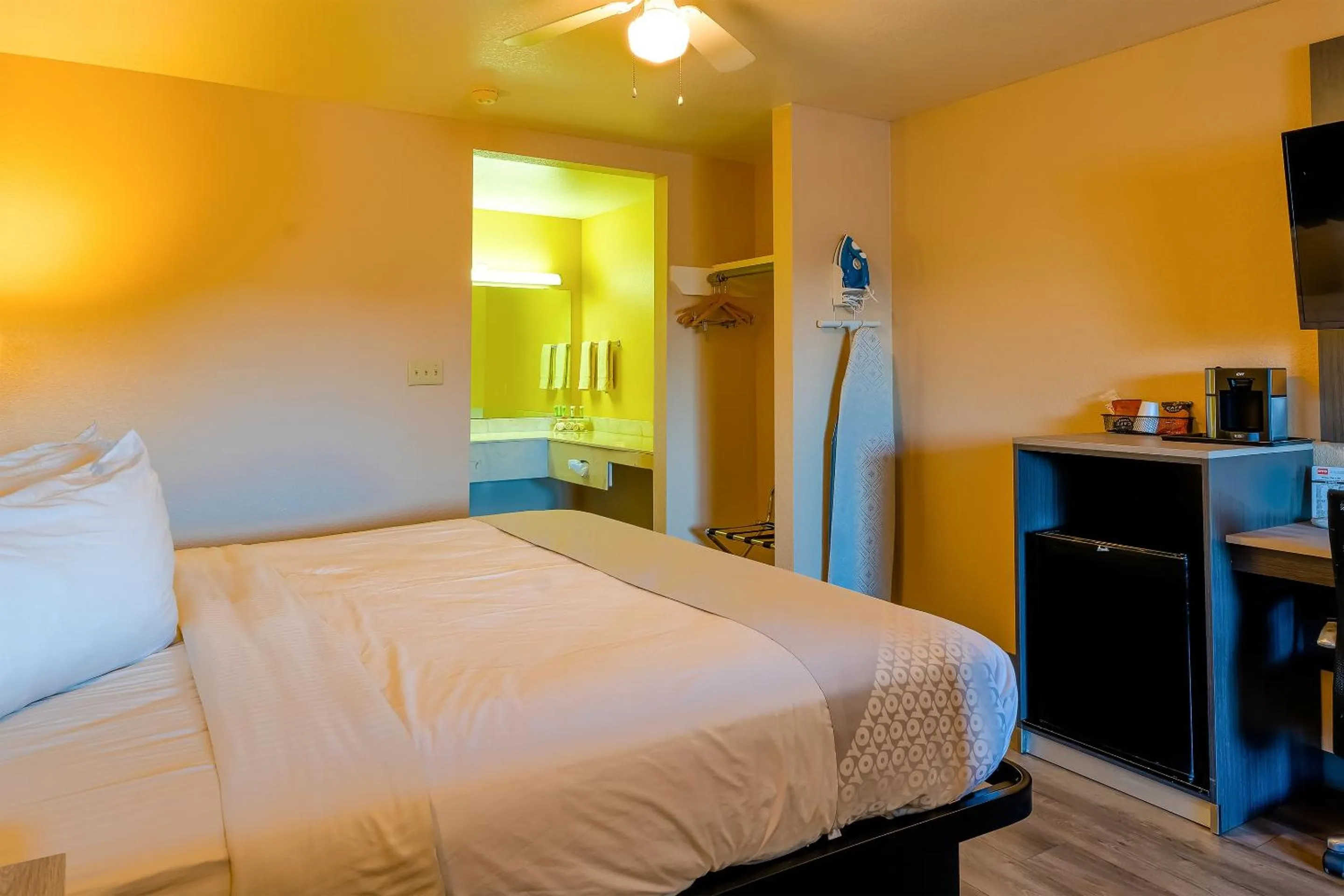 Bedroom, Bed in OYO Hotel Yoakum West