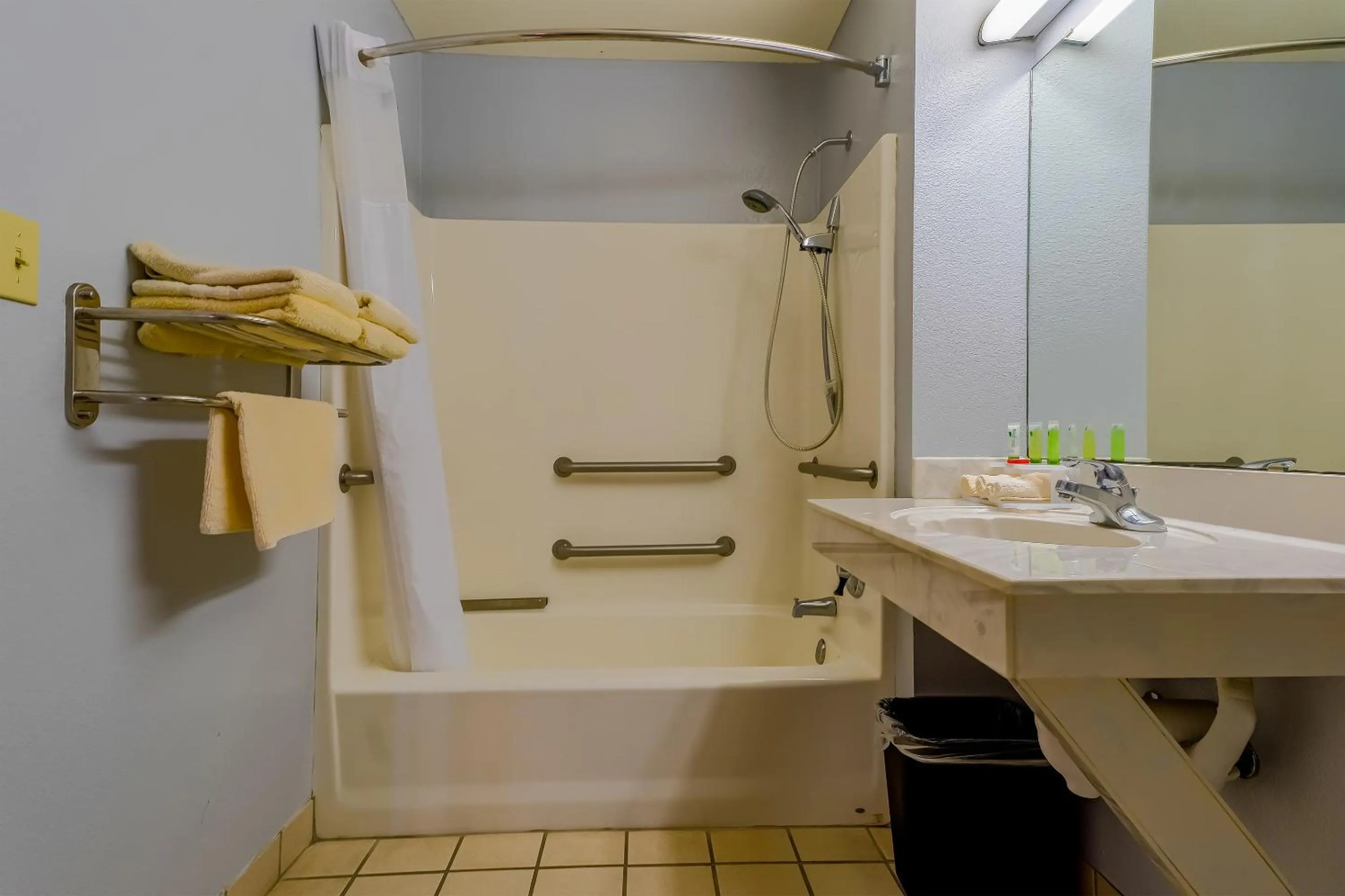 Bathroom in OYO Hotel Yoakum West