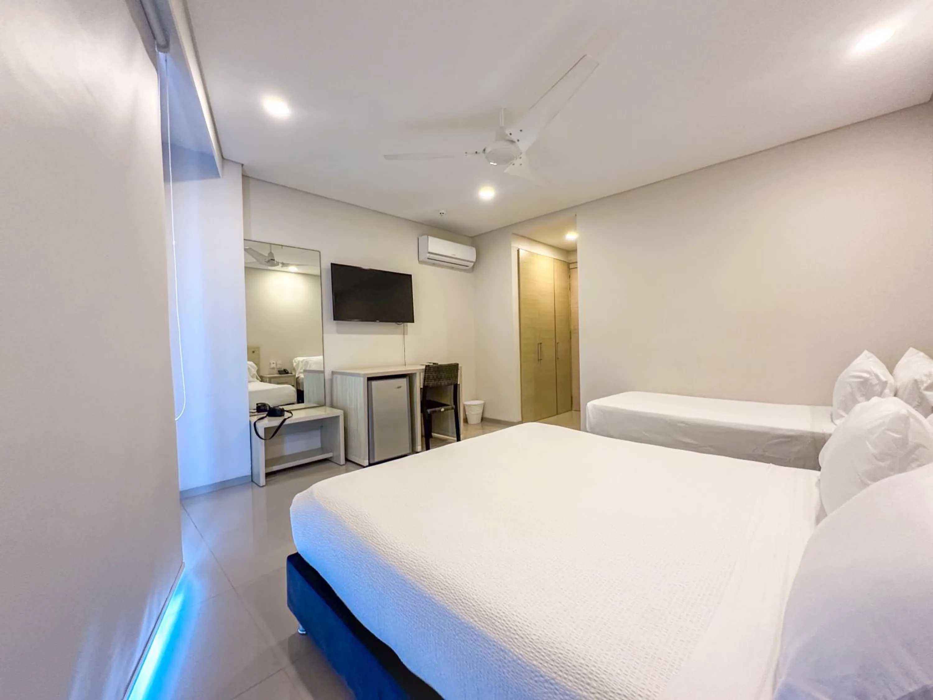 TV and multimedia, Bed in Hotel Summer Frente Al Mar