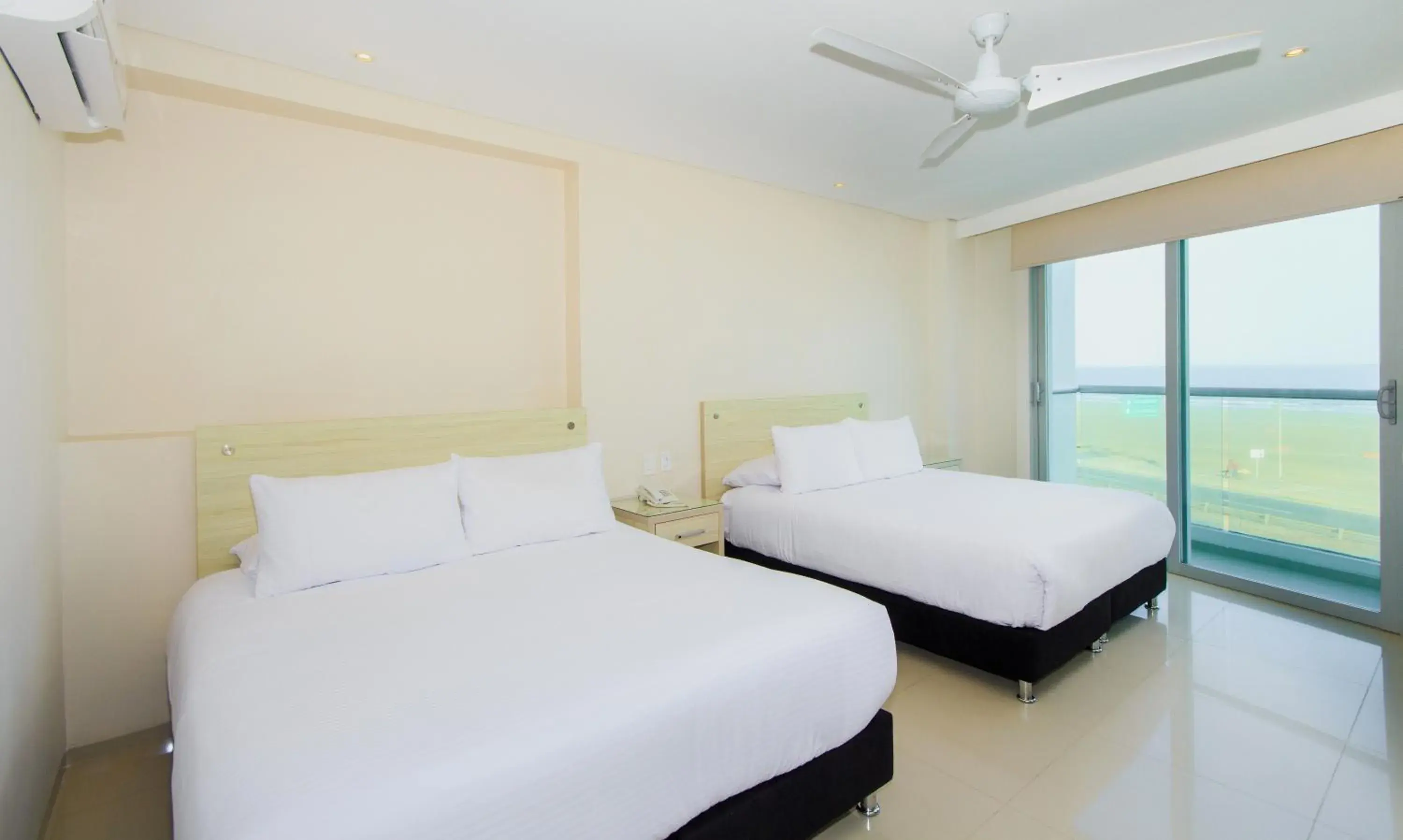 Family Room with Balcony in Hotel Summer Frente Al Mar Family Room with Balcony in Hotel Summer Frente Al Mar