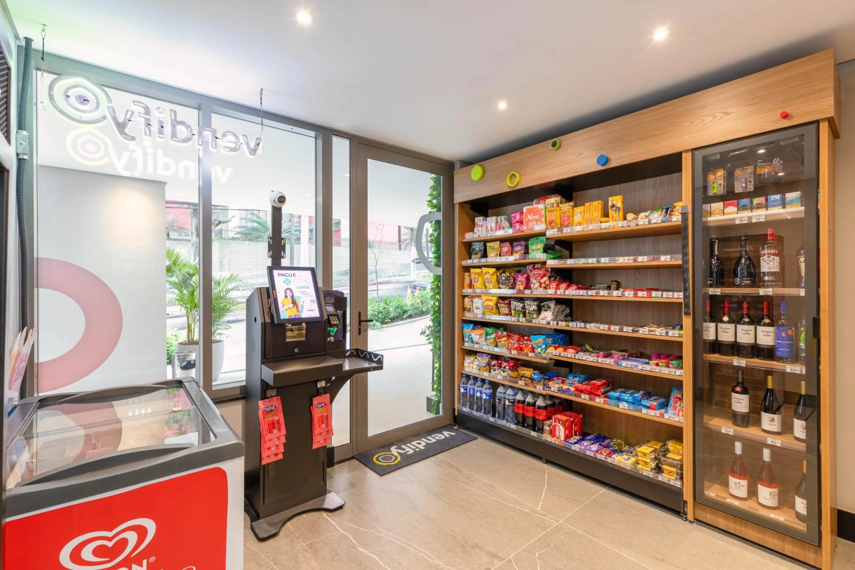 Supermarket/grocery shop in Cozzy Premium Paulista Hotel