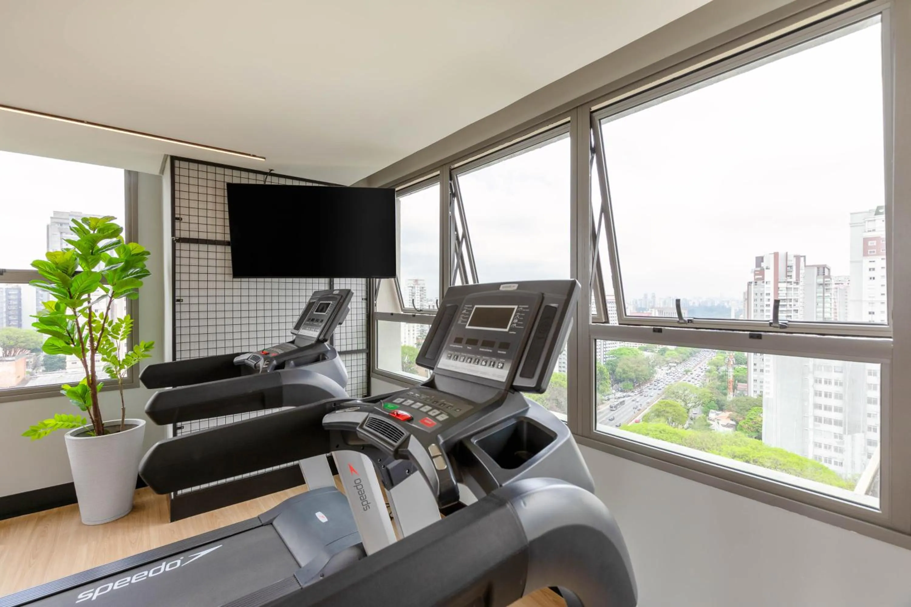 Fitness centre/facilities in Cozzy Premium Paulista Hotel