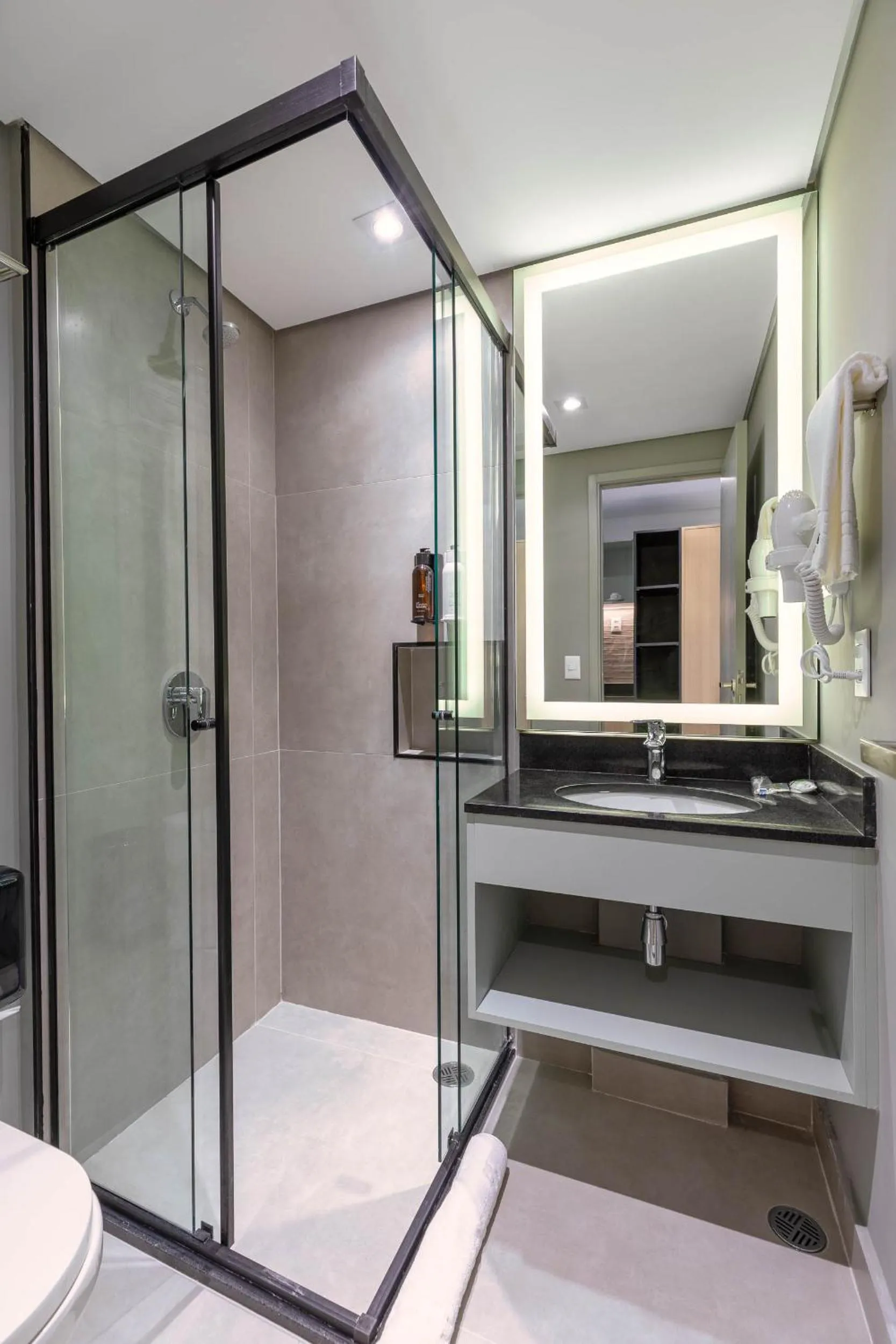 Shower in Cozzy Premium Paulista Hotel