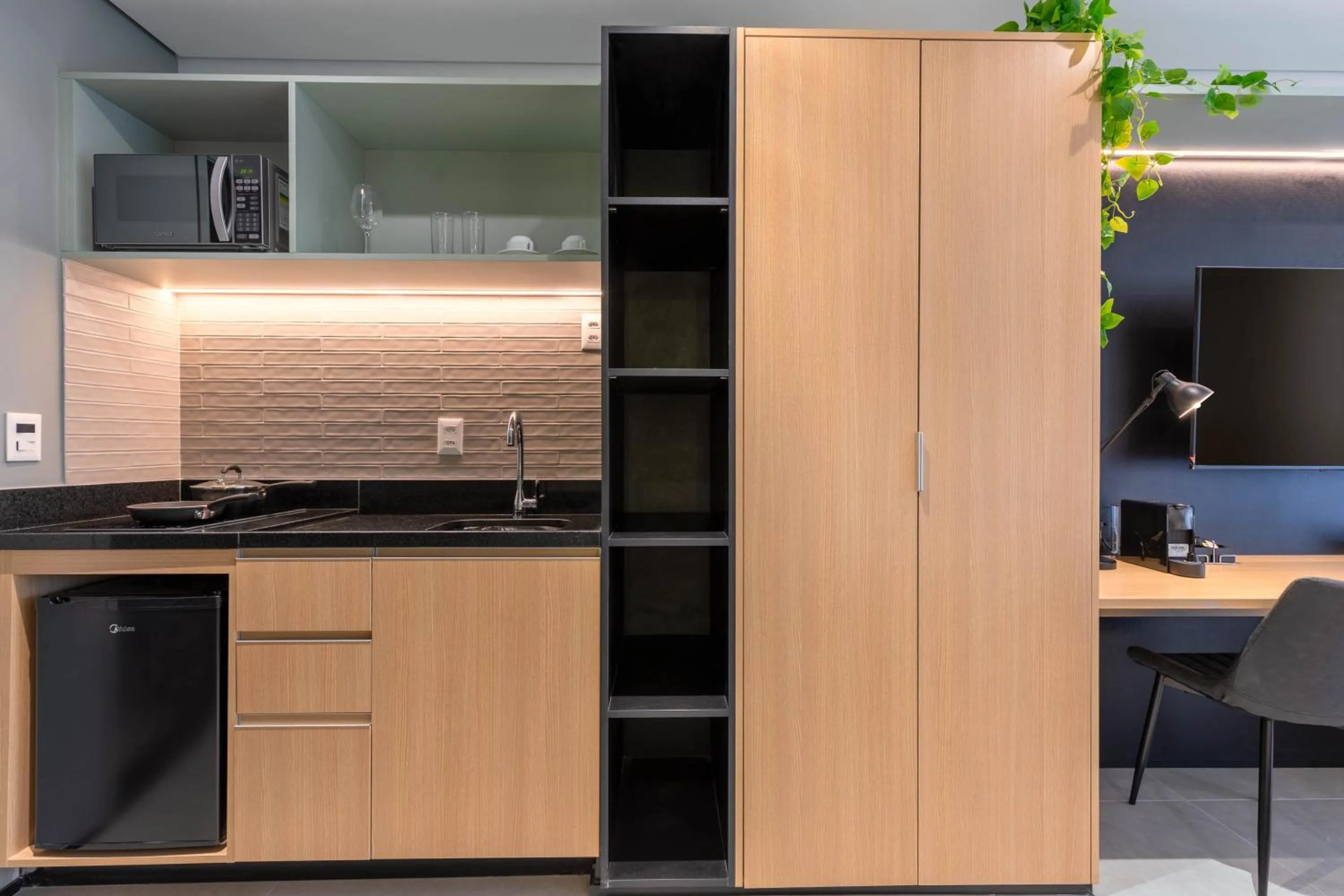 Kitchen or kitchenette in Cozzy Premium Paulista Hotel