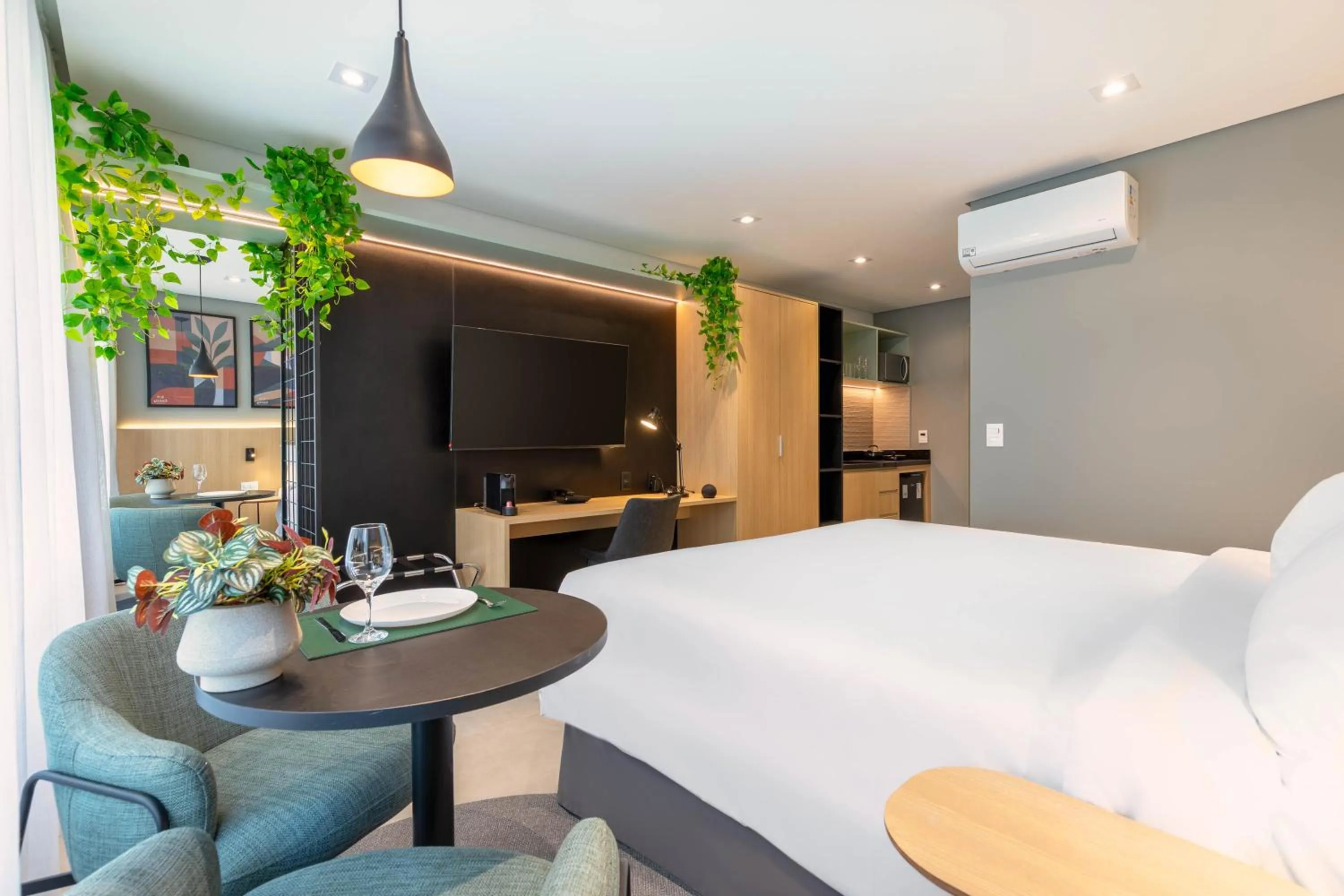 Kitchen or kitchenette, Bed in Cozzy Premium Paulista Hotel