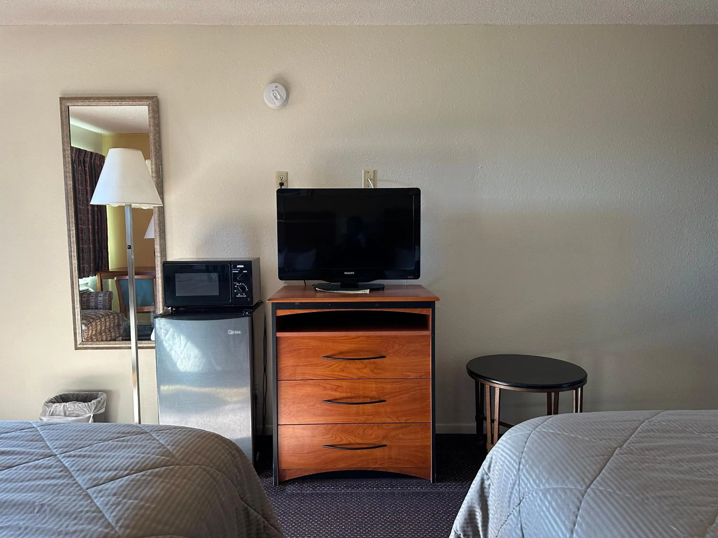 TV and multimedia, Bed in Economy Inn