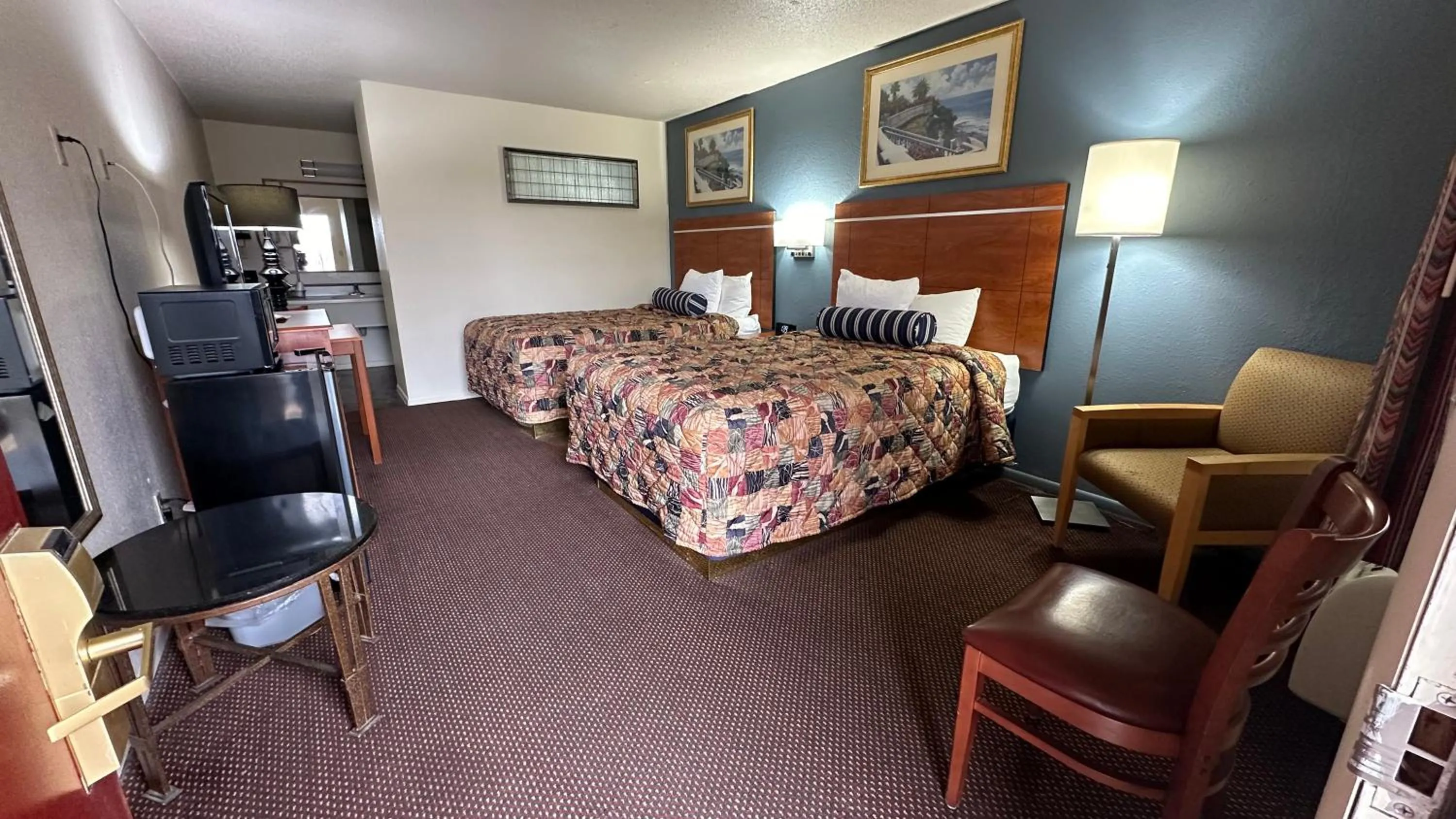 Photo of the whole room, Bed in Economy Inn