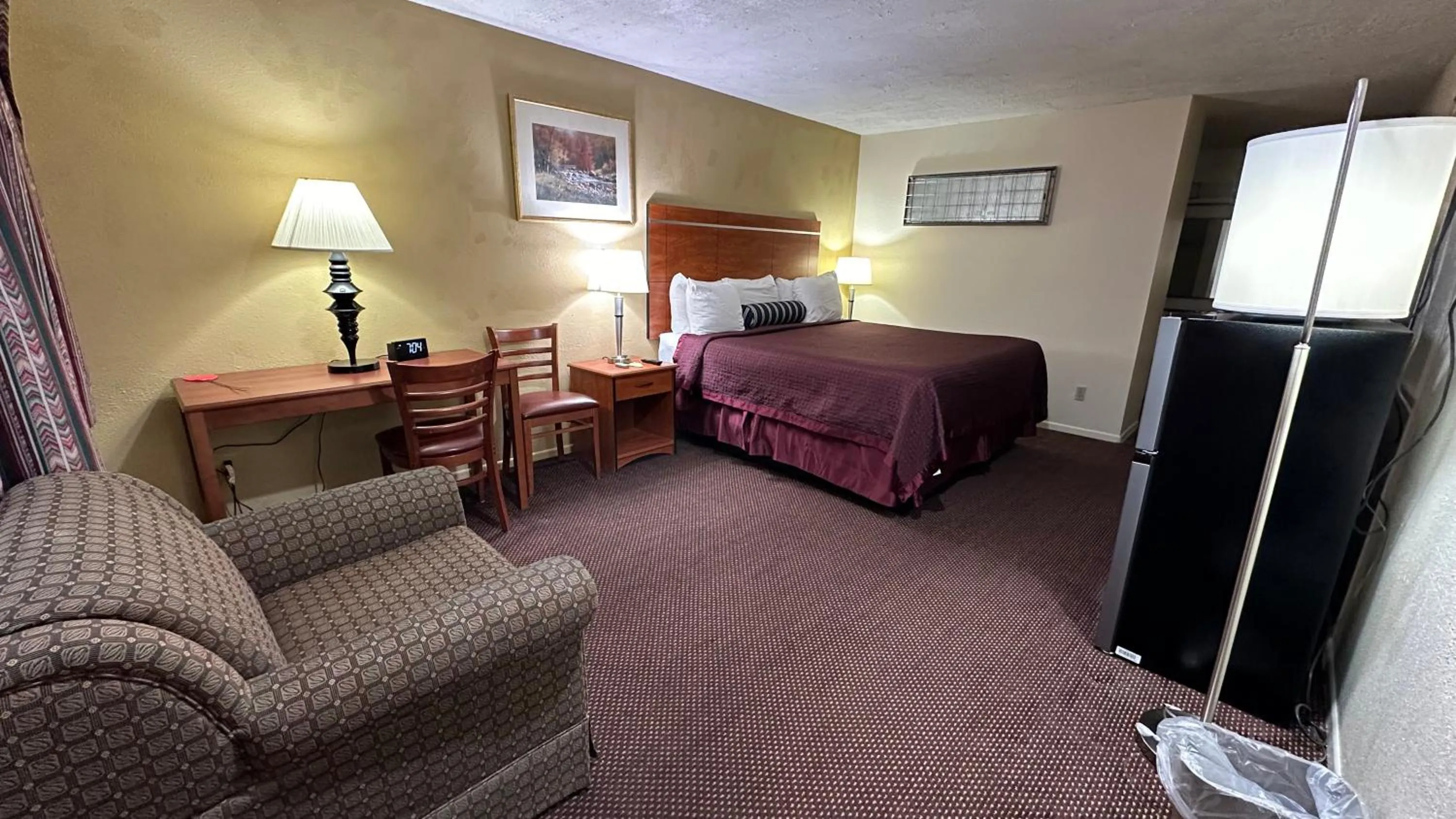 Photo of the whole room, Bed in Economy Inn