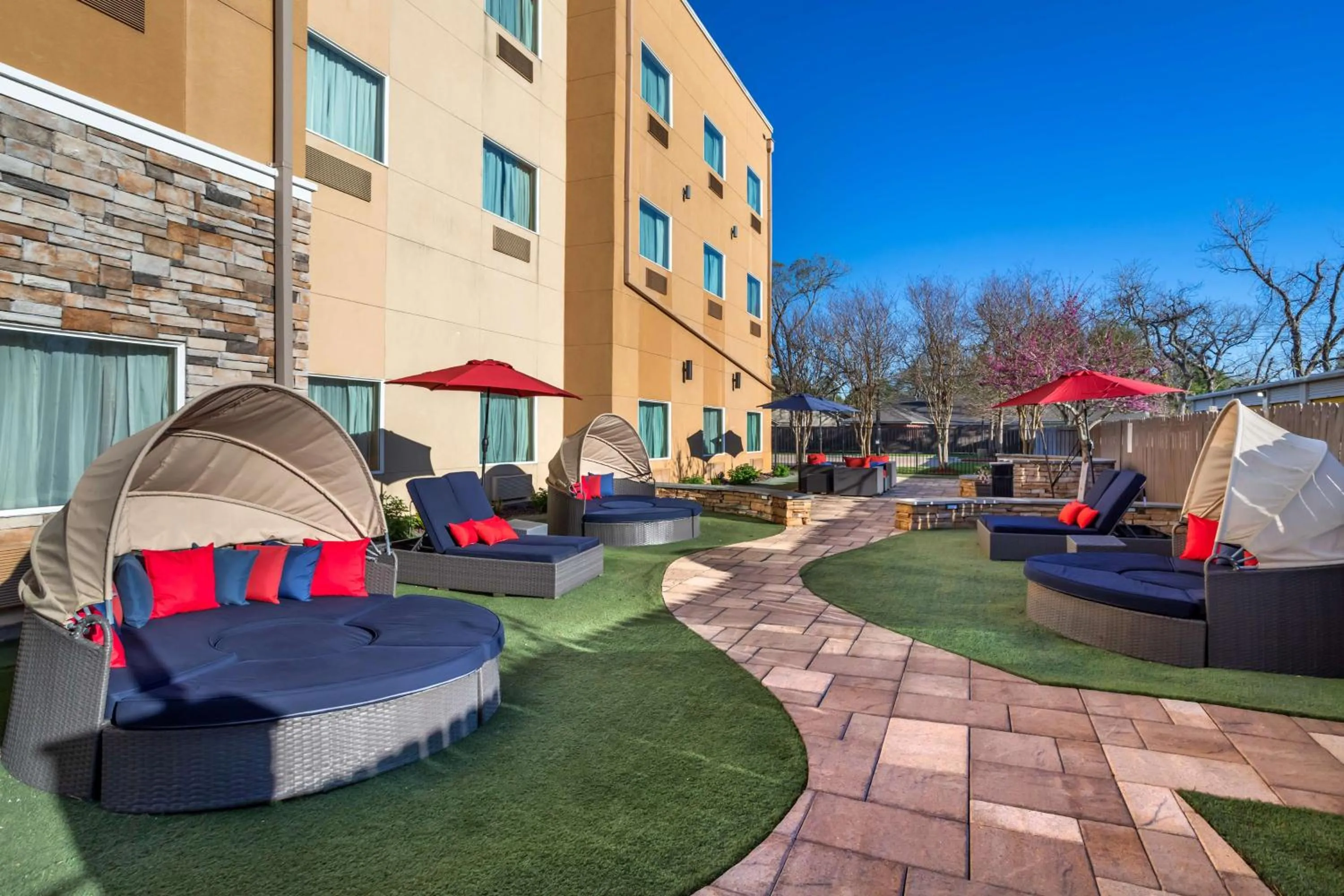 Property building in Best Western Plus Lake Jackson Inn & Suites