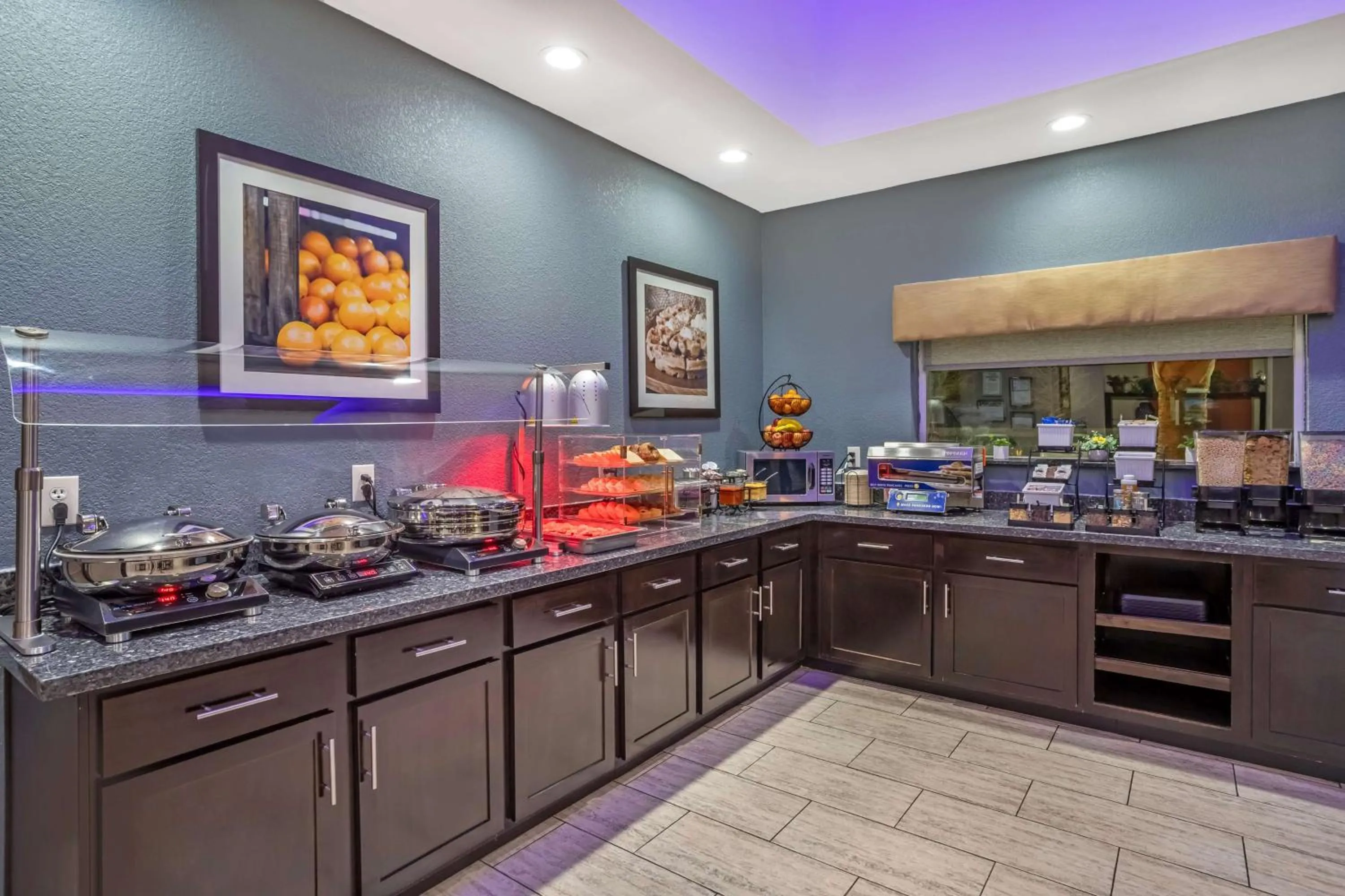 Breakfast in Best Western Plus Lake Jackson Inn & Suites