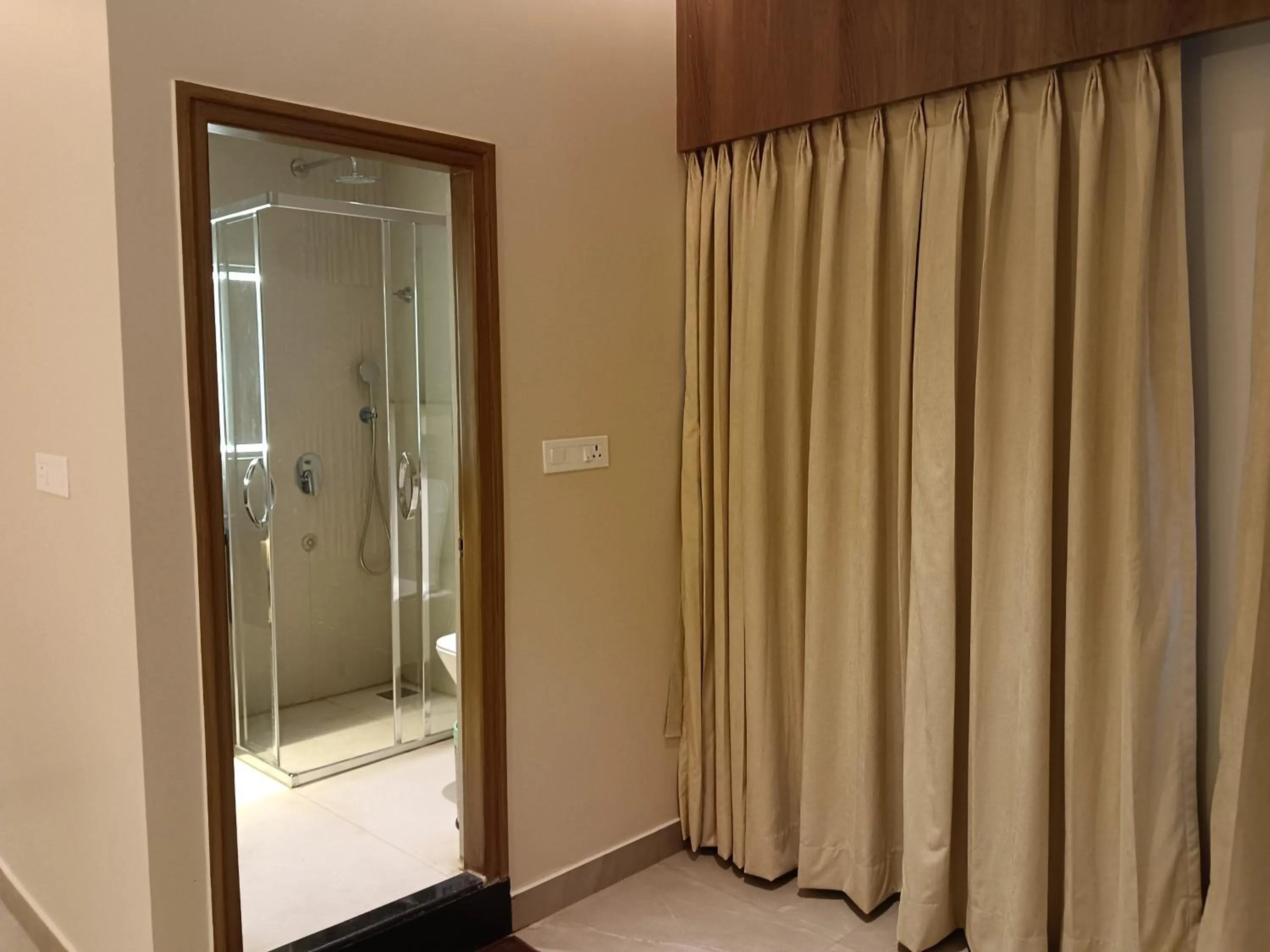 Shower in Hotel Muthahalli Grand