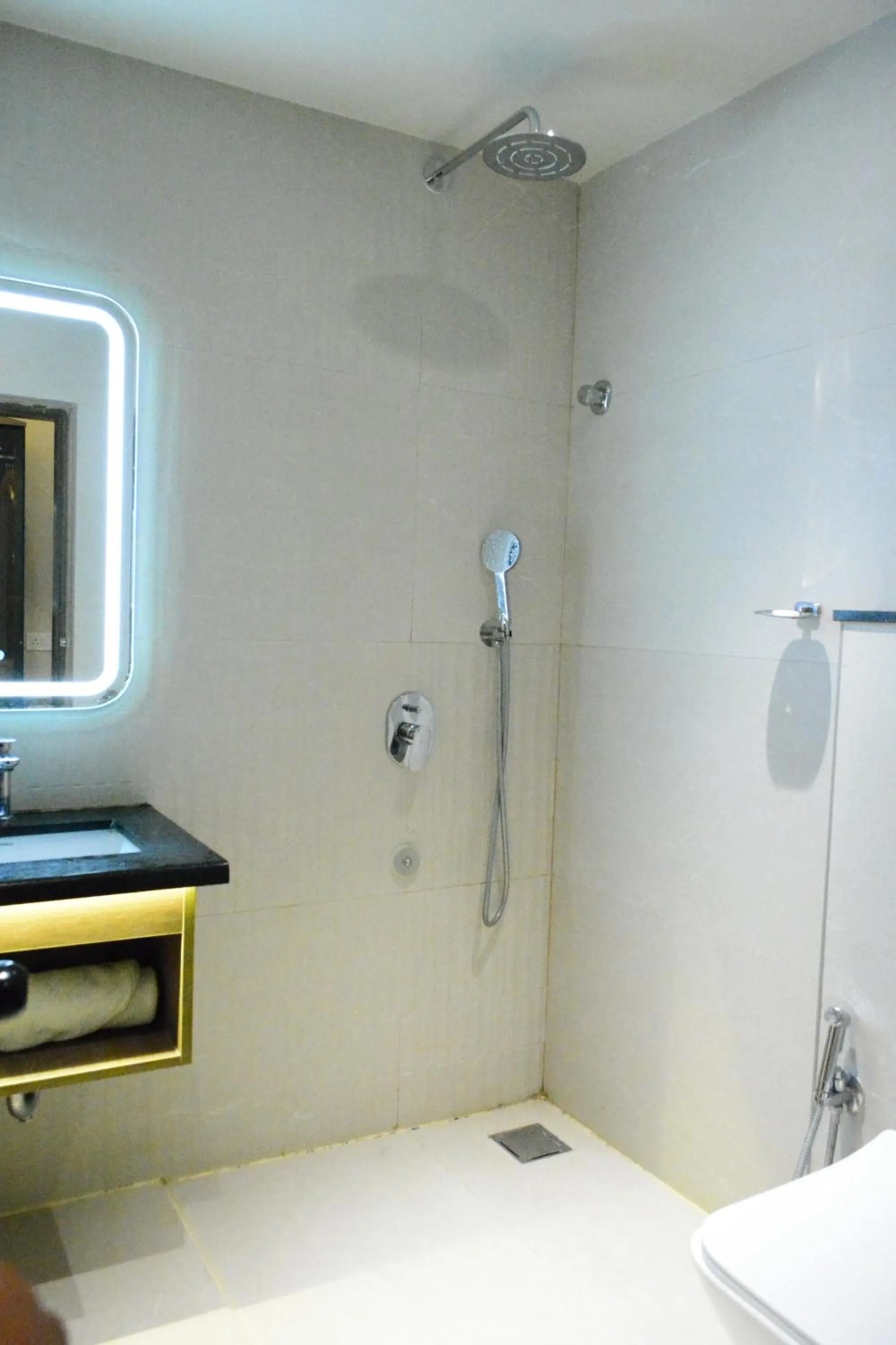 Shower in Hotel Muthahalli Grand