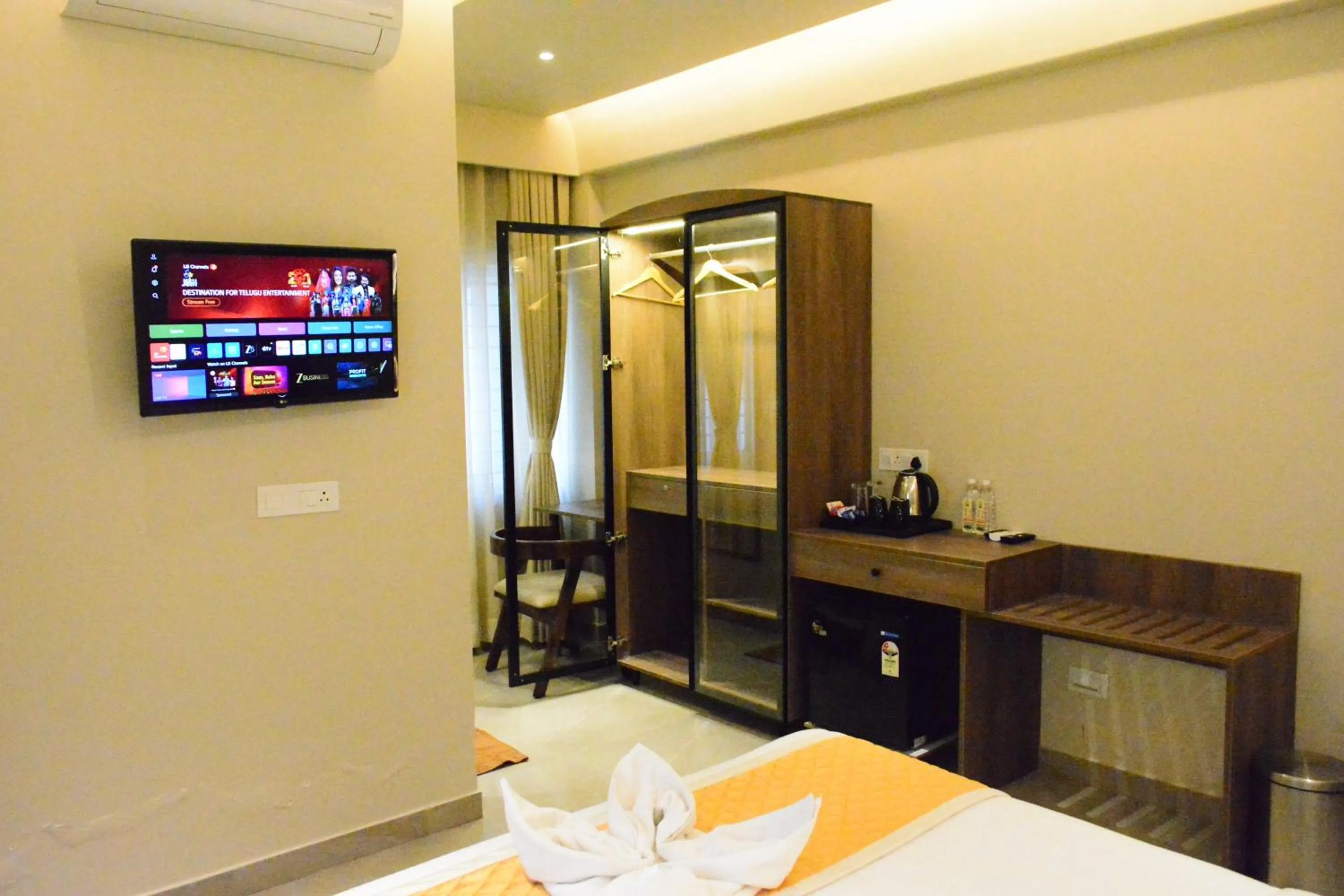 TV and multimedia in Hotel Muthahalli Grand