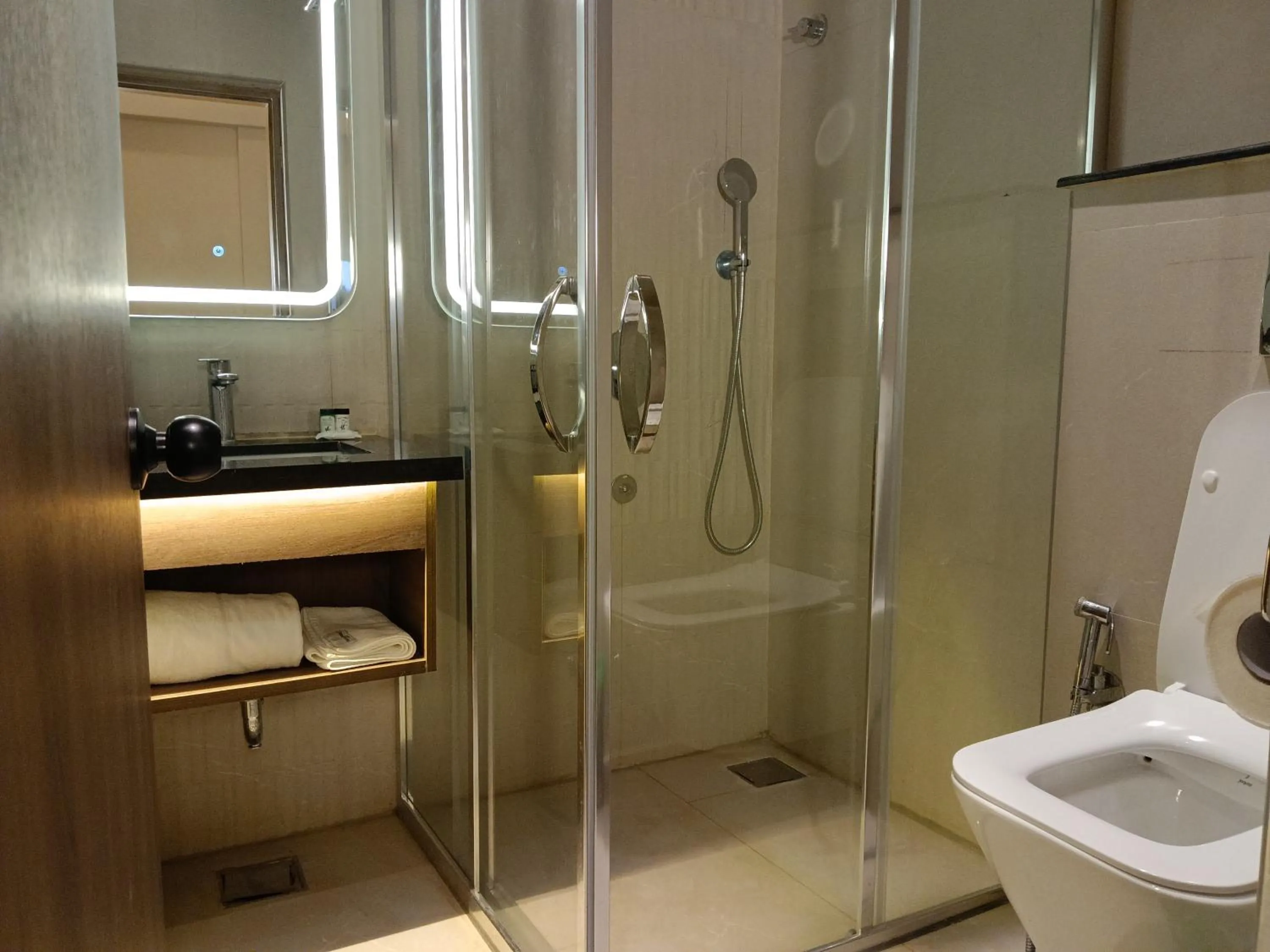 Toilet in Hotel Muthahalli Grand