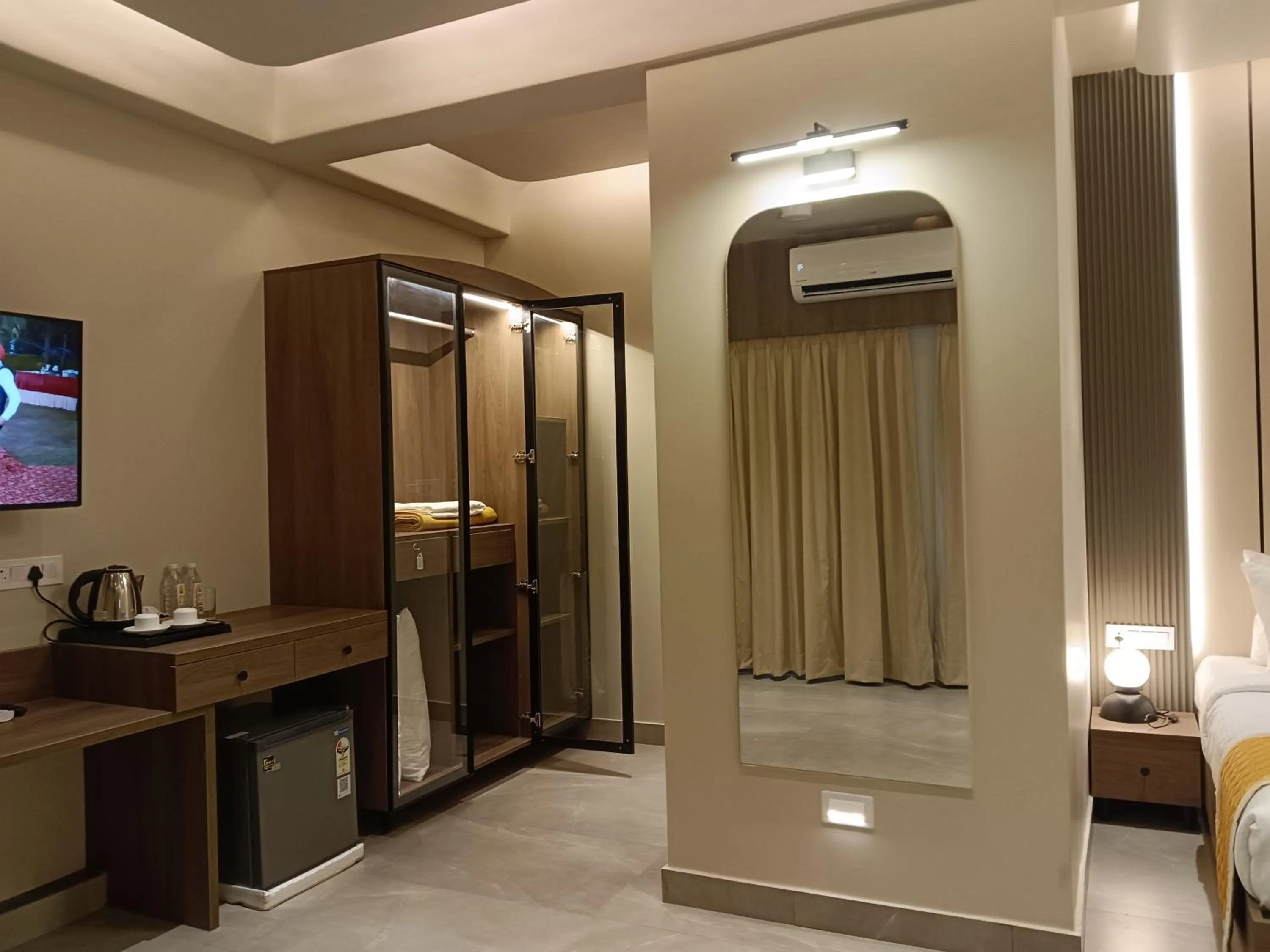 TV and multimedia in Hotel Muthahalli Grand