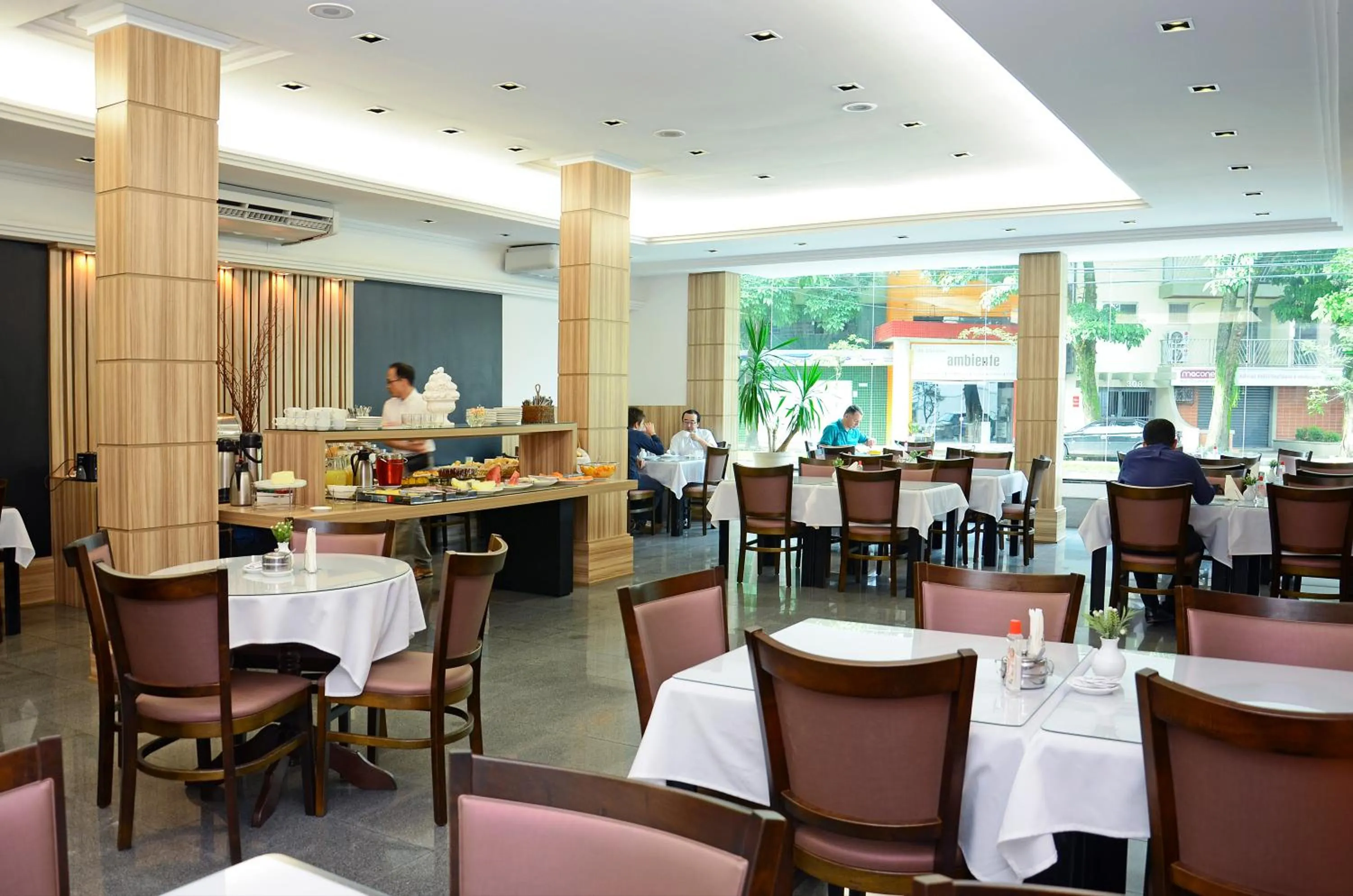 Restaurant/places to eat in Castel Plaza Hotel