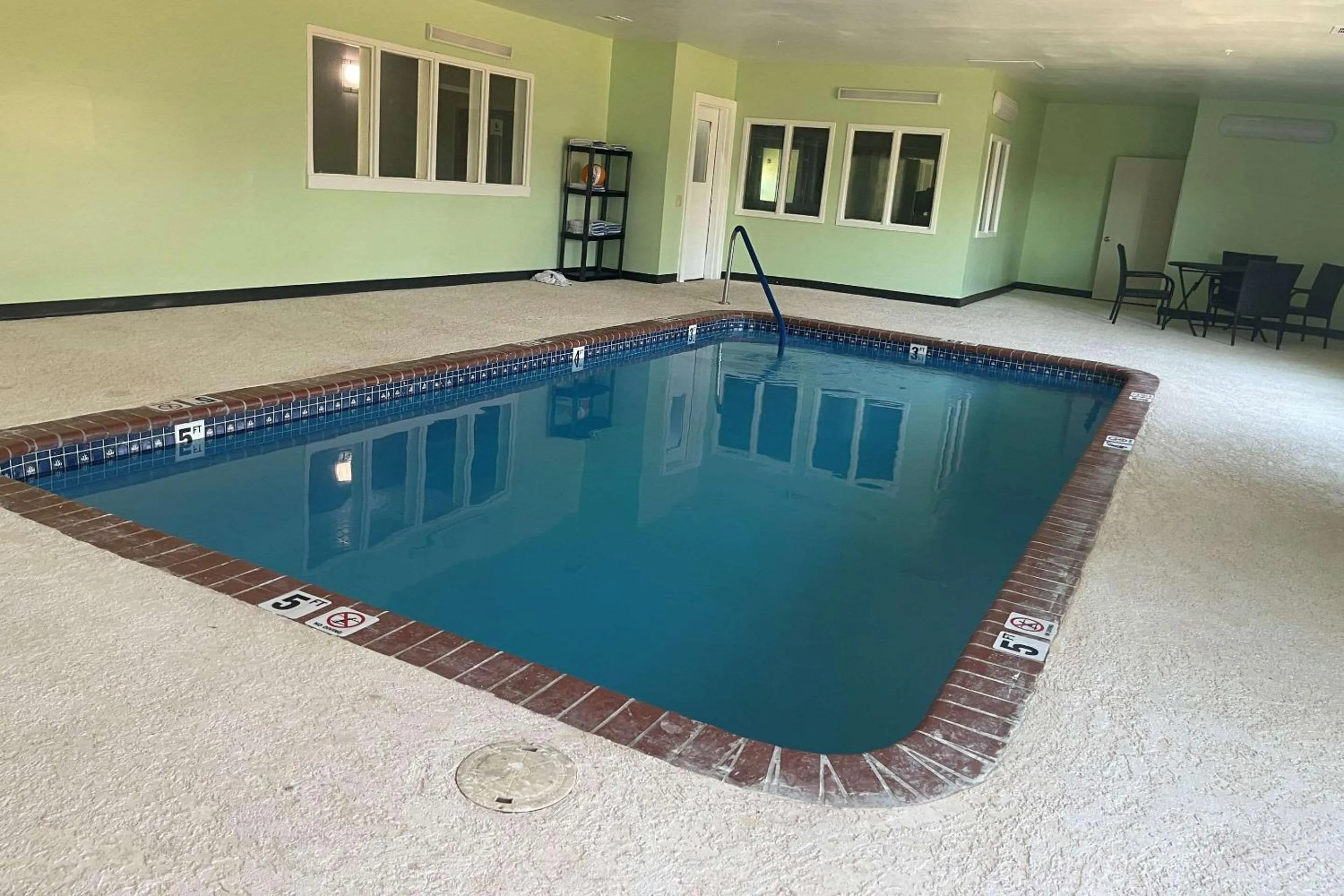 Swimming pool in Quality Suites Abilene Mall Area