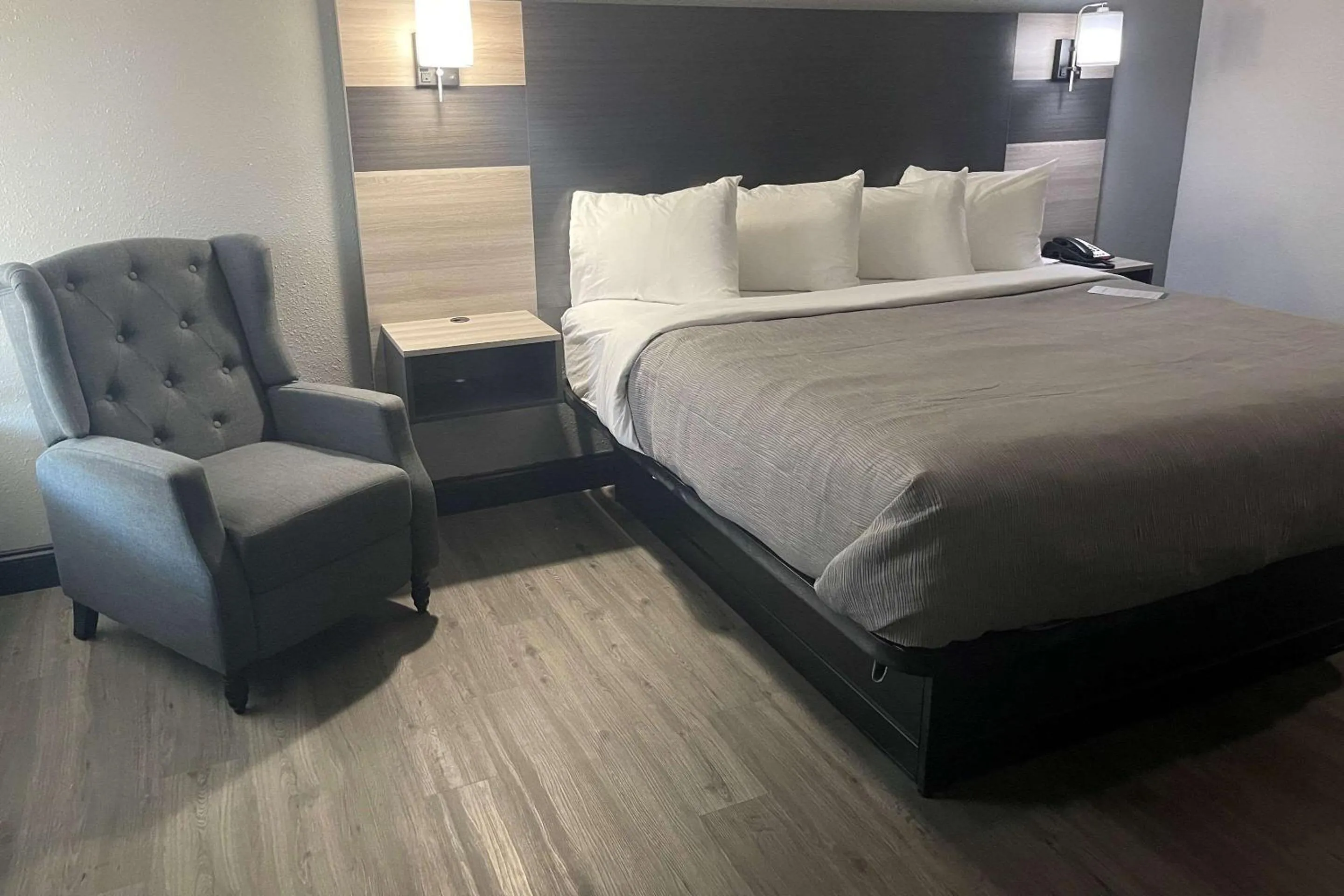Bedroom in Quality Suites Abilene Mall Area