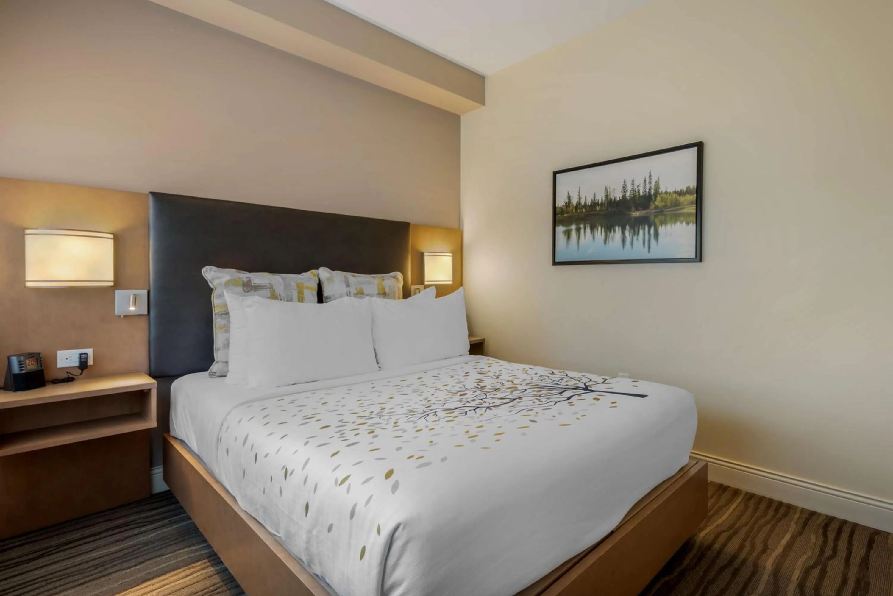 Bedroom, Bed in Best Western Plus Sawridge Suites