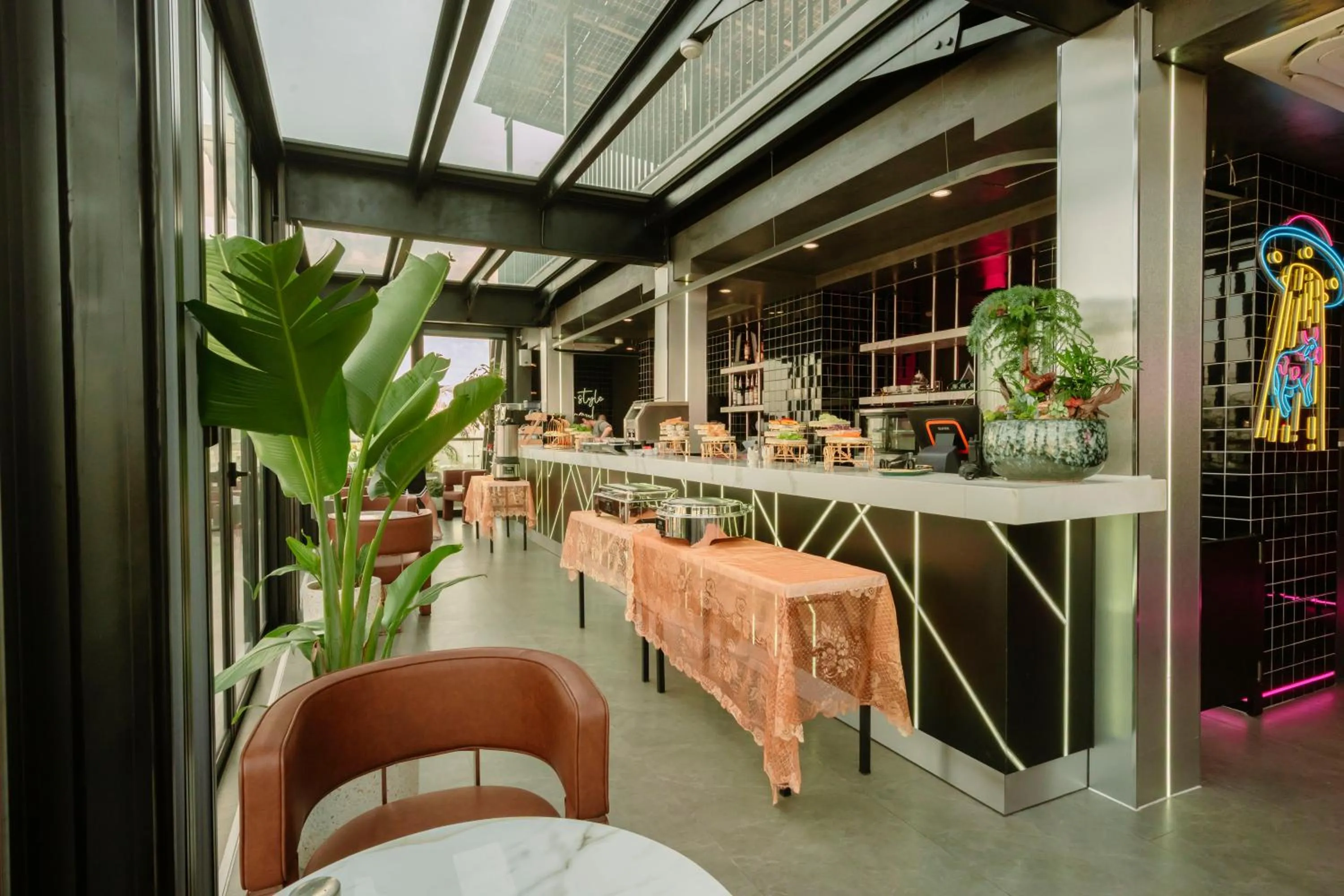 Restaurant/places to eat in X-Digital HOTEL