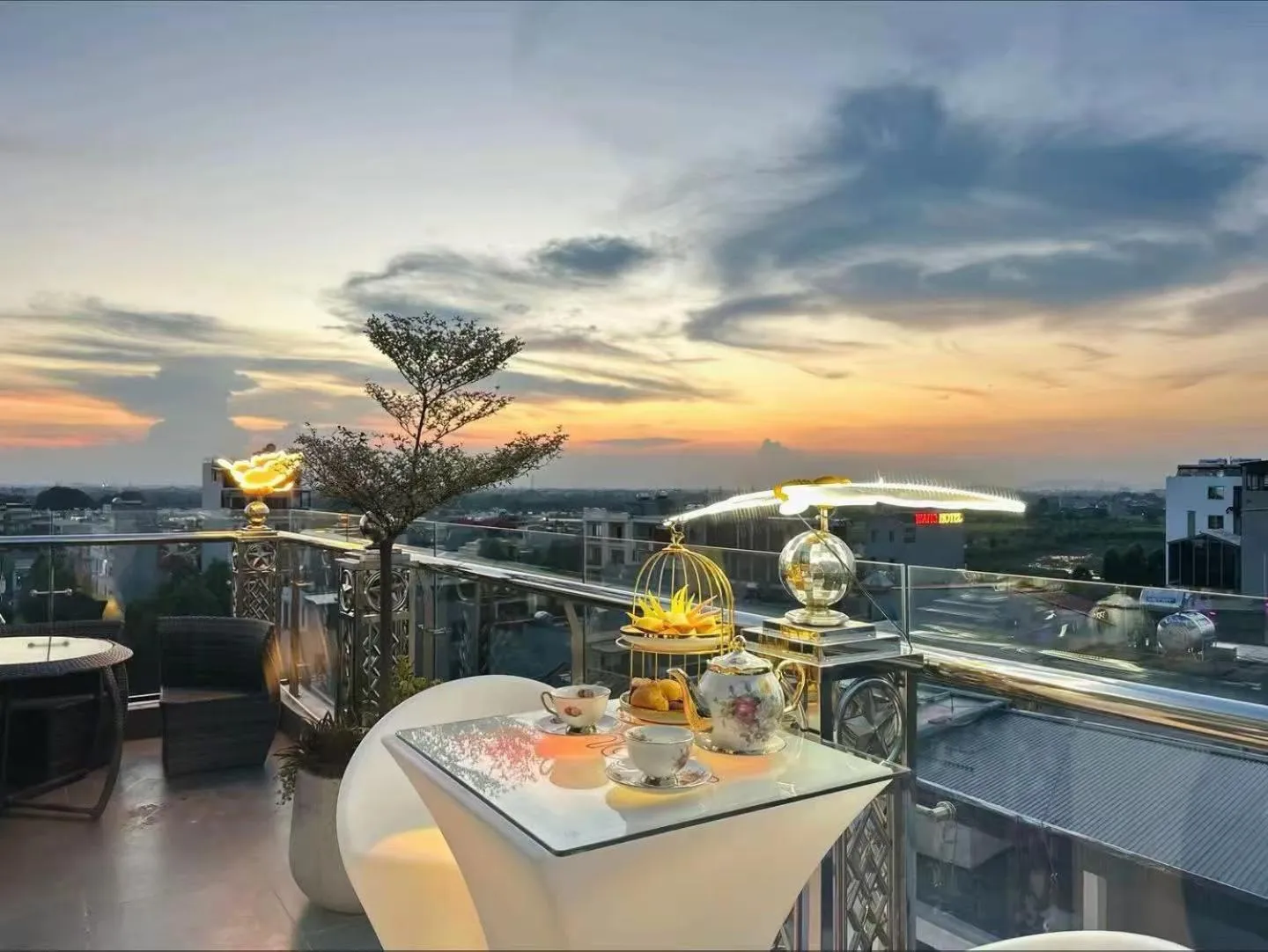 Restaurant/places to eat in X-Digital HOTEL