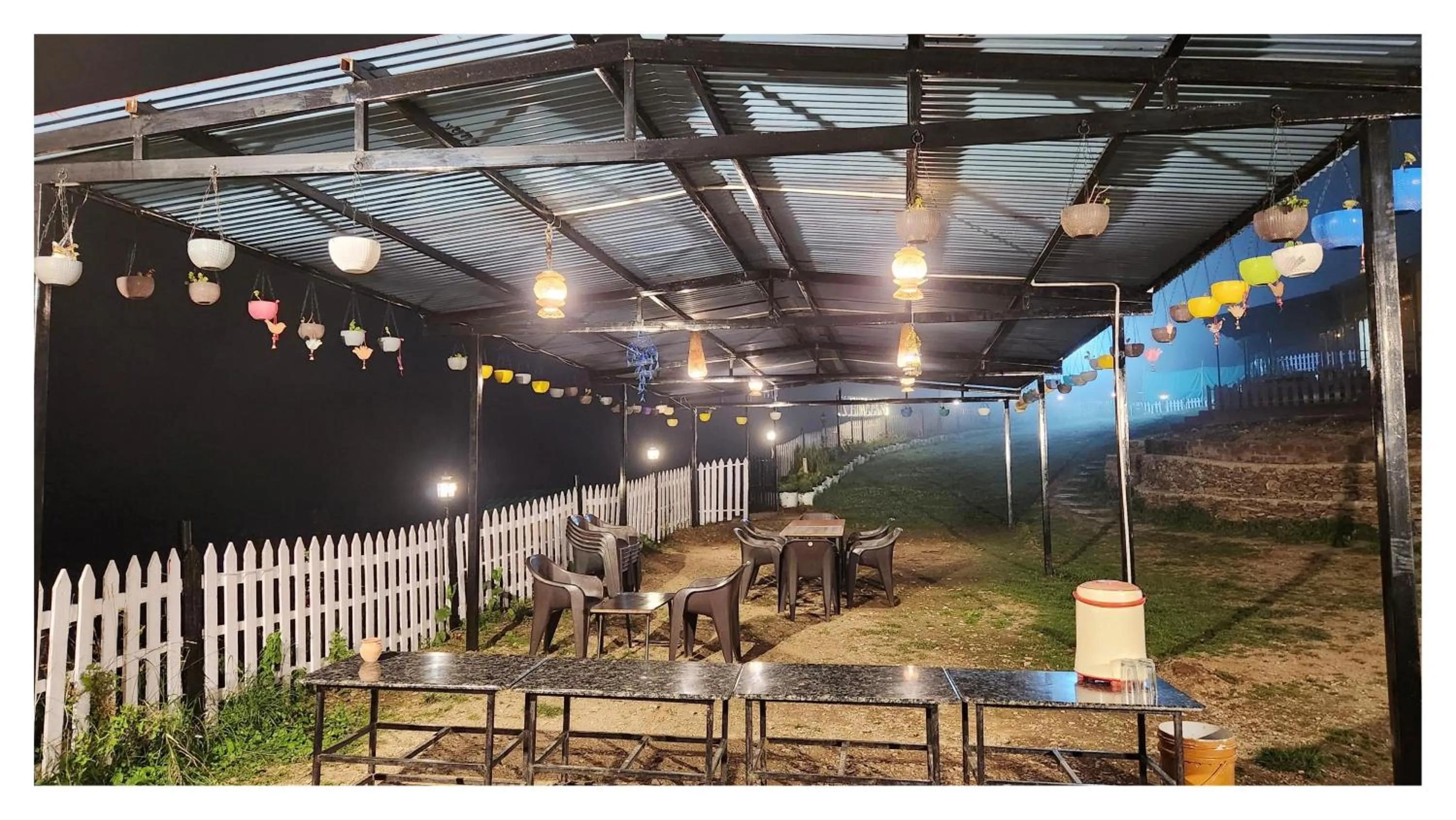 Restaurant/places to eat in Hotel Hima-Aksh cottages In Sigri