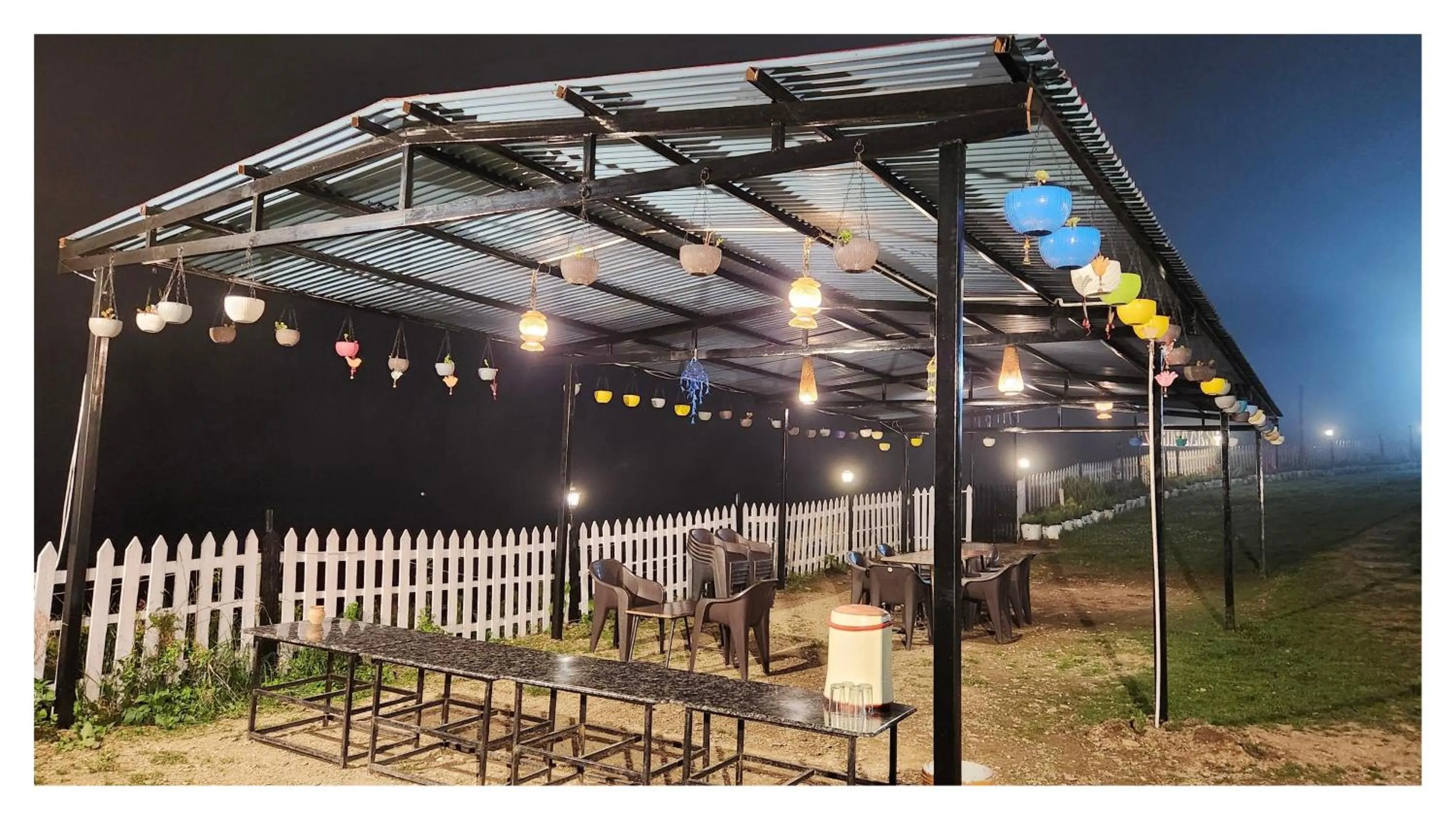 Restaurant/places to eat in Hotel Hima-Aksh cottages In Sigri