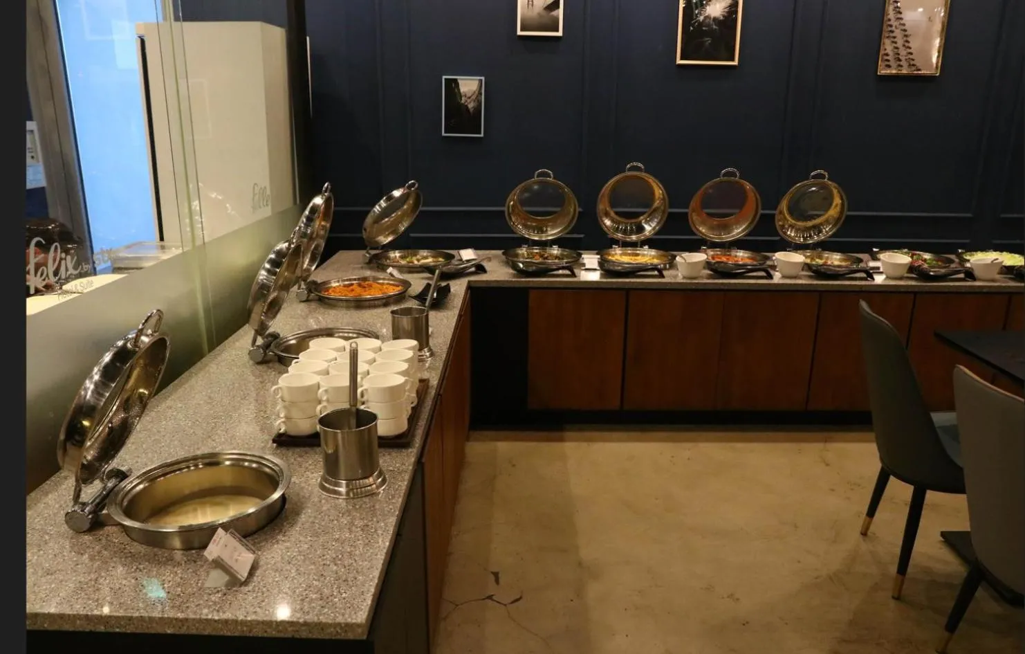 Restaurant/places to eat in Felix by STX Hotel & Suite