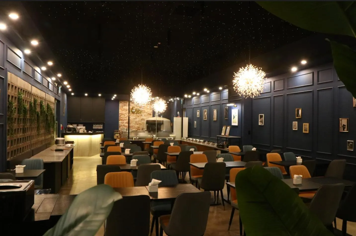 Restaurant/places to eat in Felix by STX Hotel & Suite