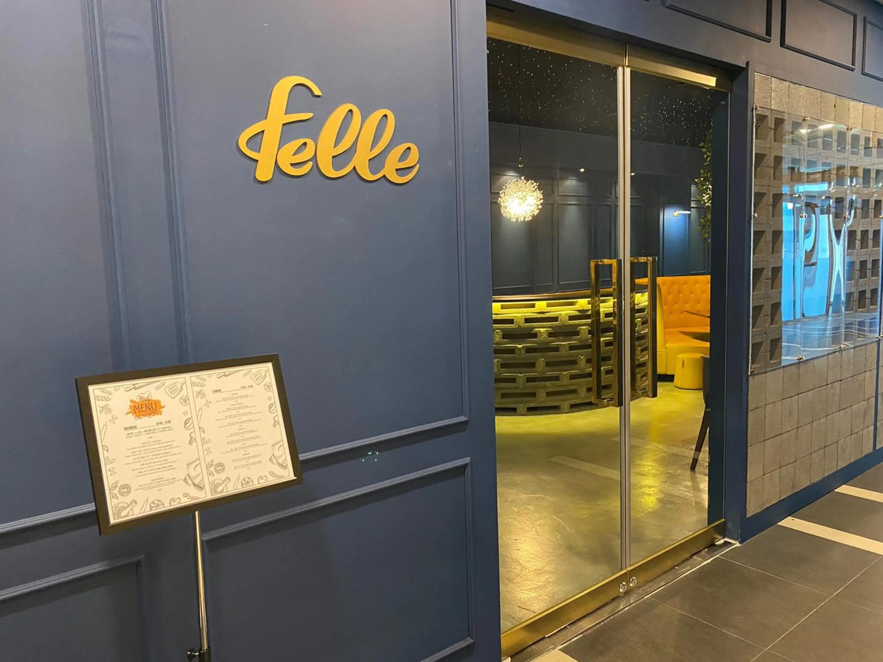 Restaurant/places to eat in Felix by STX Hotel & Suite