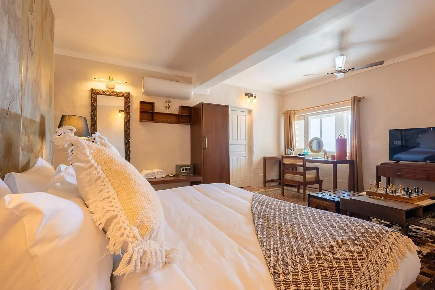 Photo of the whole room, Bed in Maati Resort by The Lake Hill