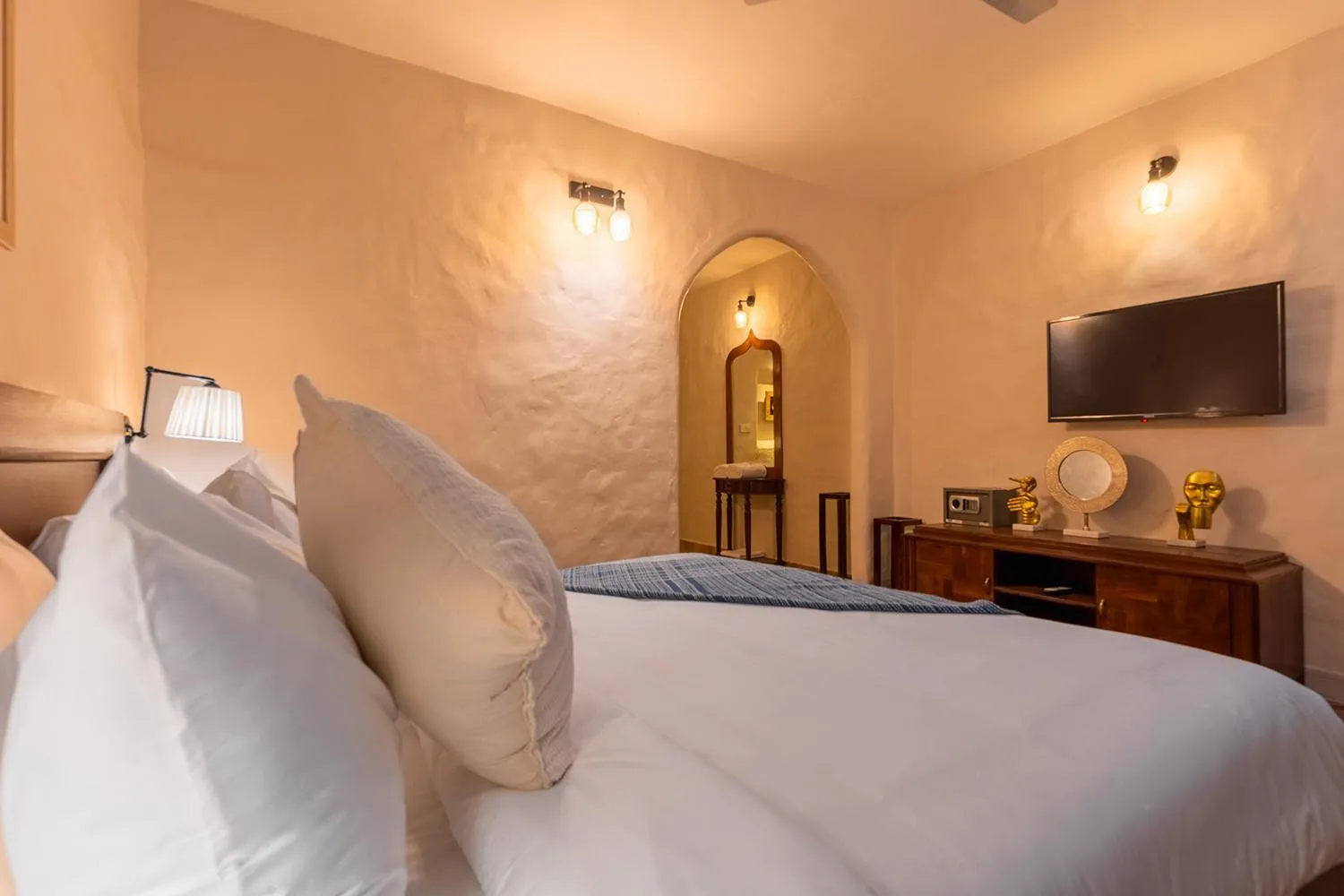 Photo of the whole room, Bed in Maati Resort by The Lake Hill