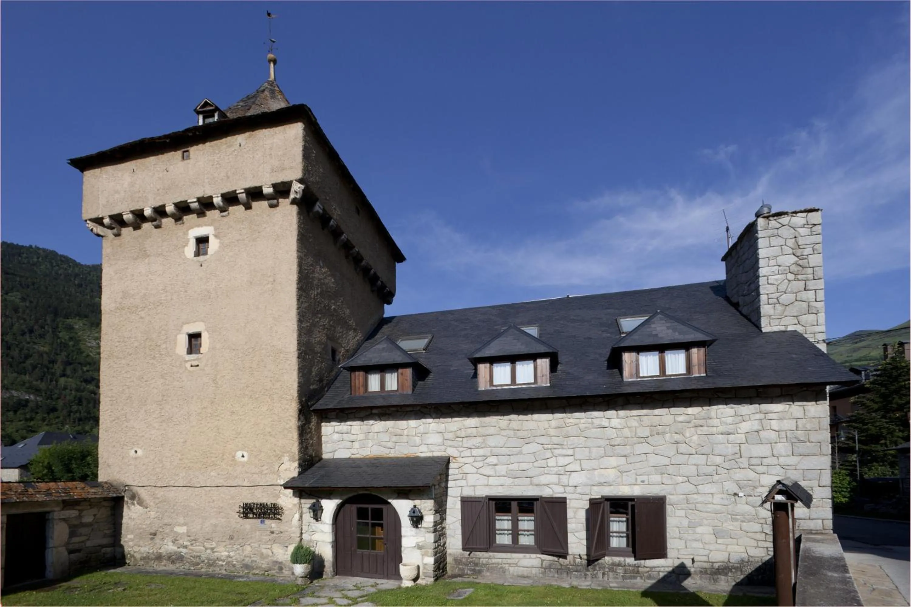 Facade/entrance in Parador de Artíes