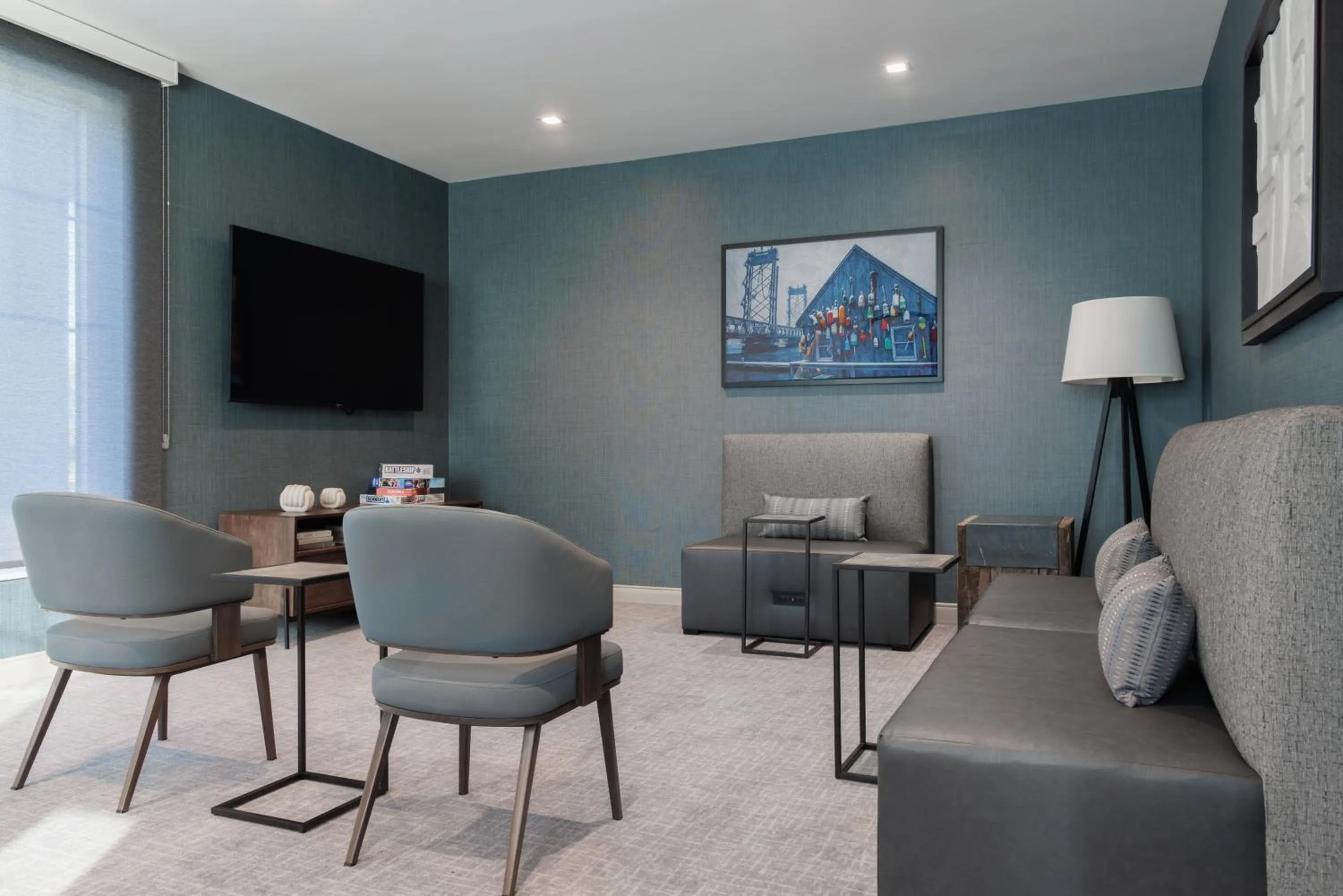 Communal lounge/ TV room in Home2 Suites By Hilton Kittery