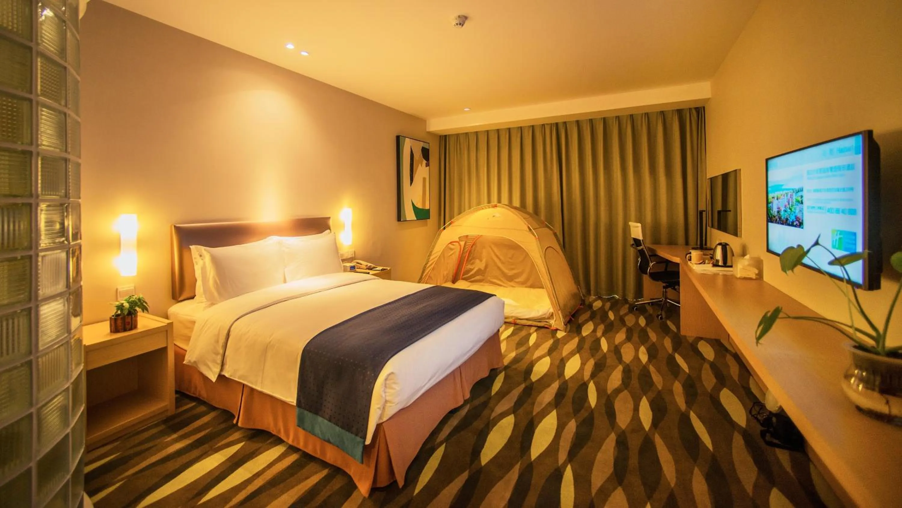 Photo of the whole room, Bed in Holiday Inn Express Changzhou Lanling by IHG