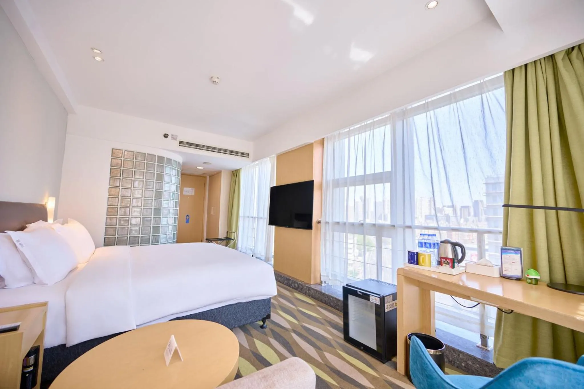 Photo of the whole room, Bed in Holiday Inn Express Changzhou Lanling by IHG