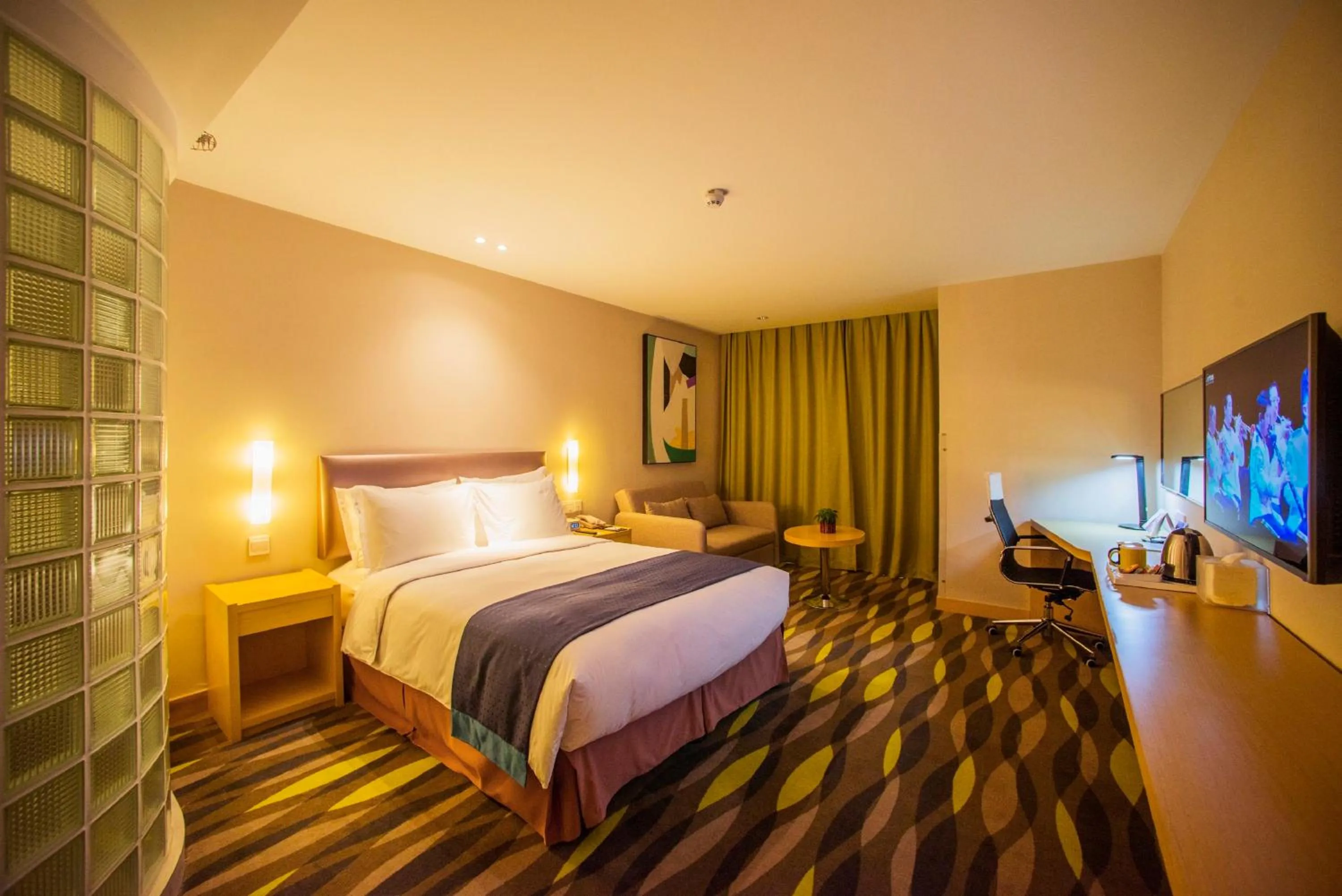 Photo of the whole room, Bed in Holiday Inn Express Changzhou Lanling by IHG