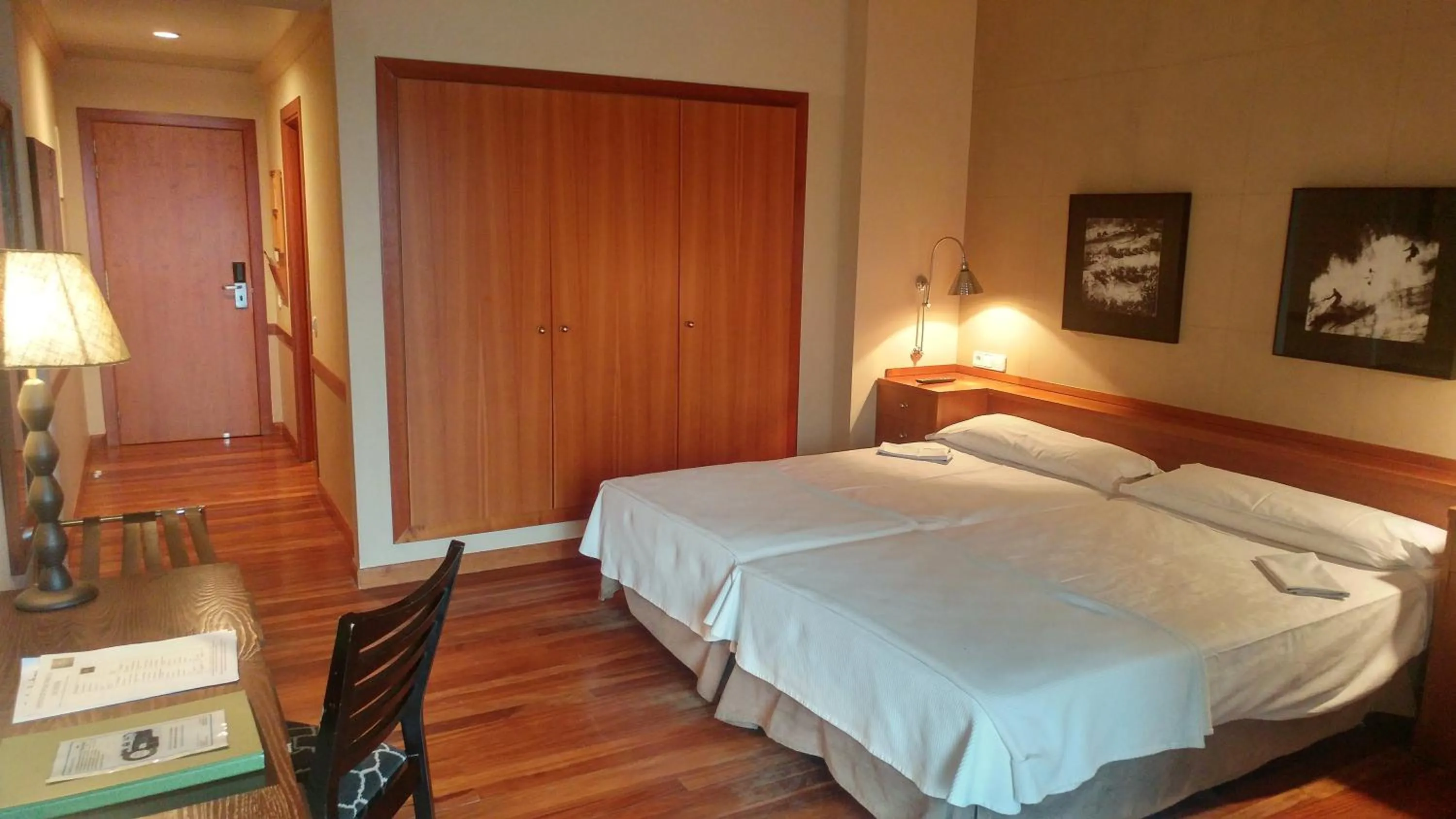 Photo of the whole room, Bed in Parador de Vielha