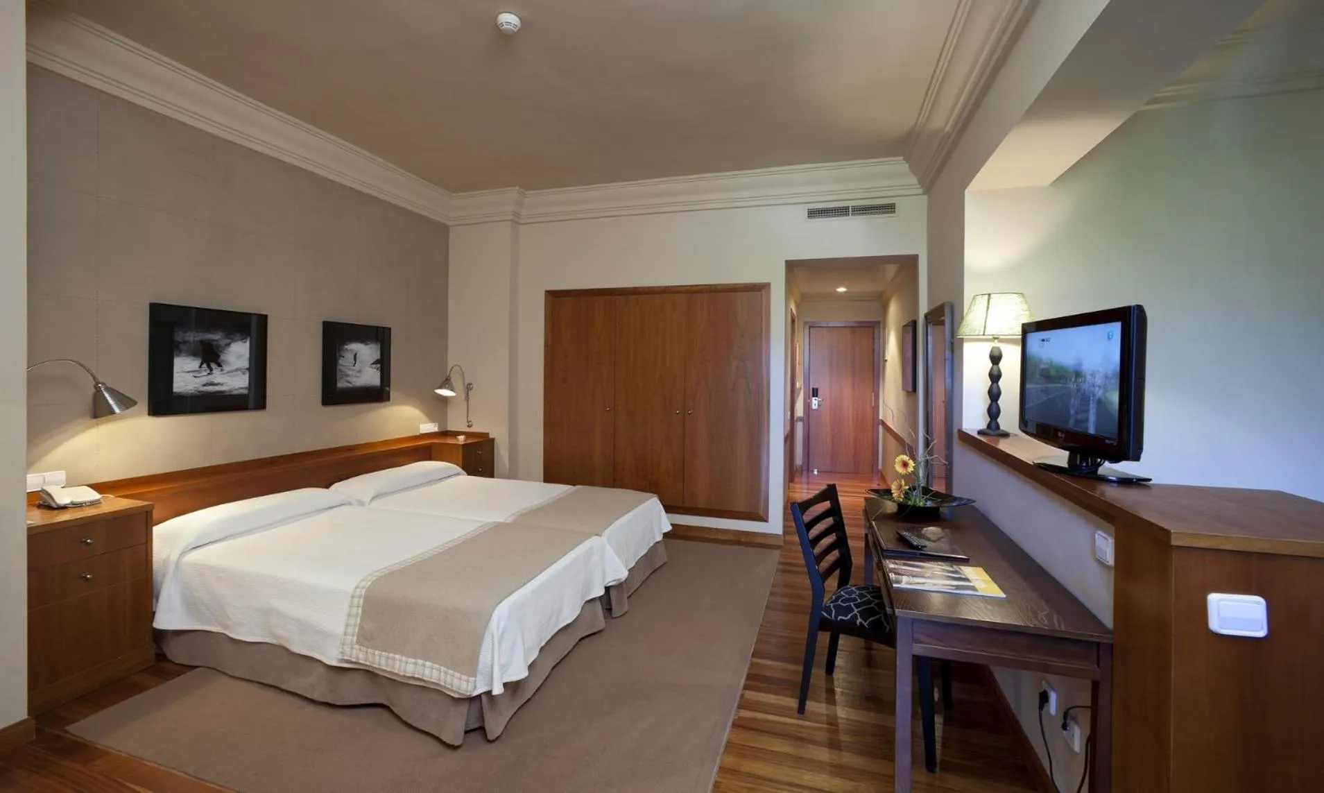 Photo of the whole room, Bed in Parador de Vielha