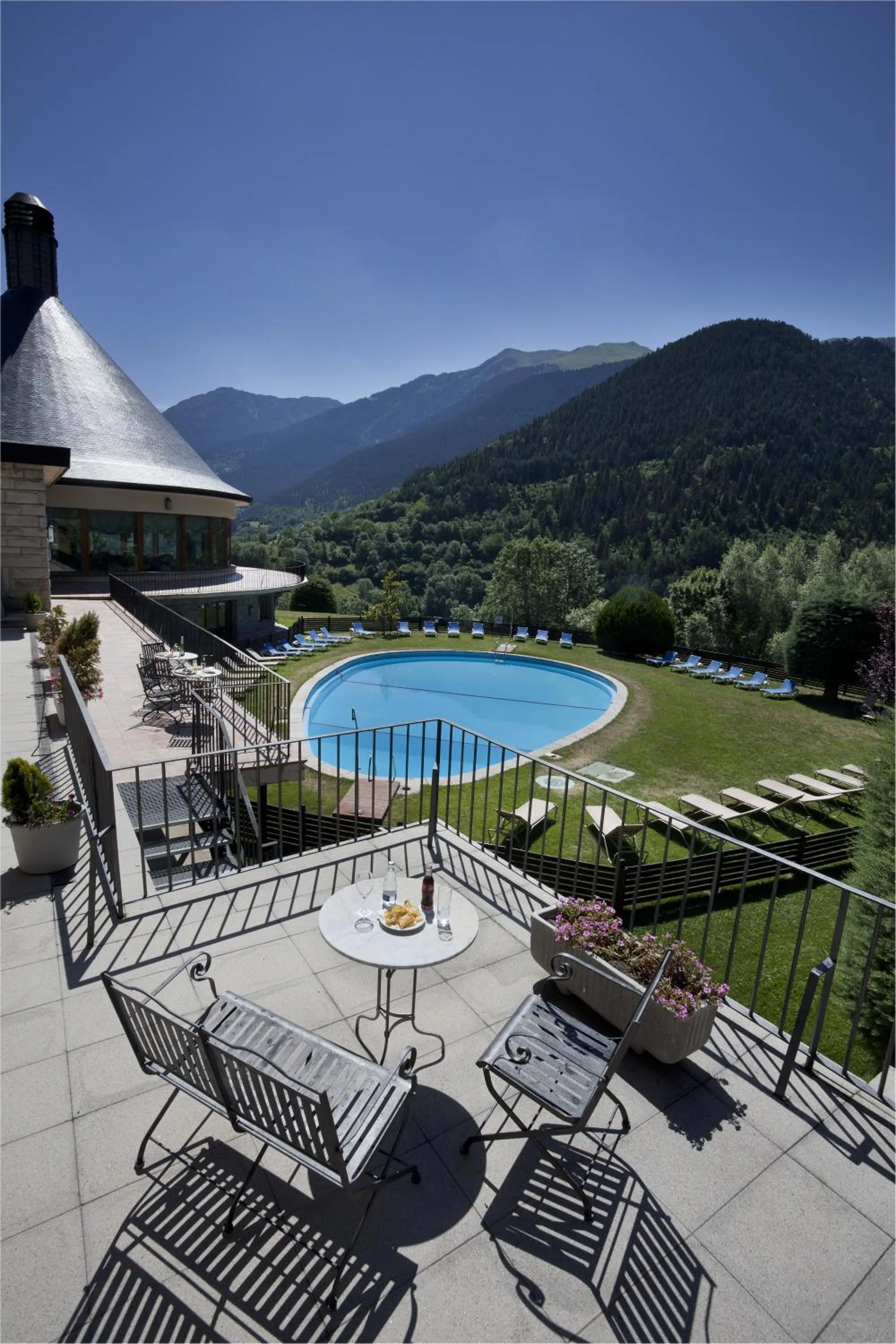 Swimming pool in Parador de Vielha