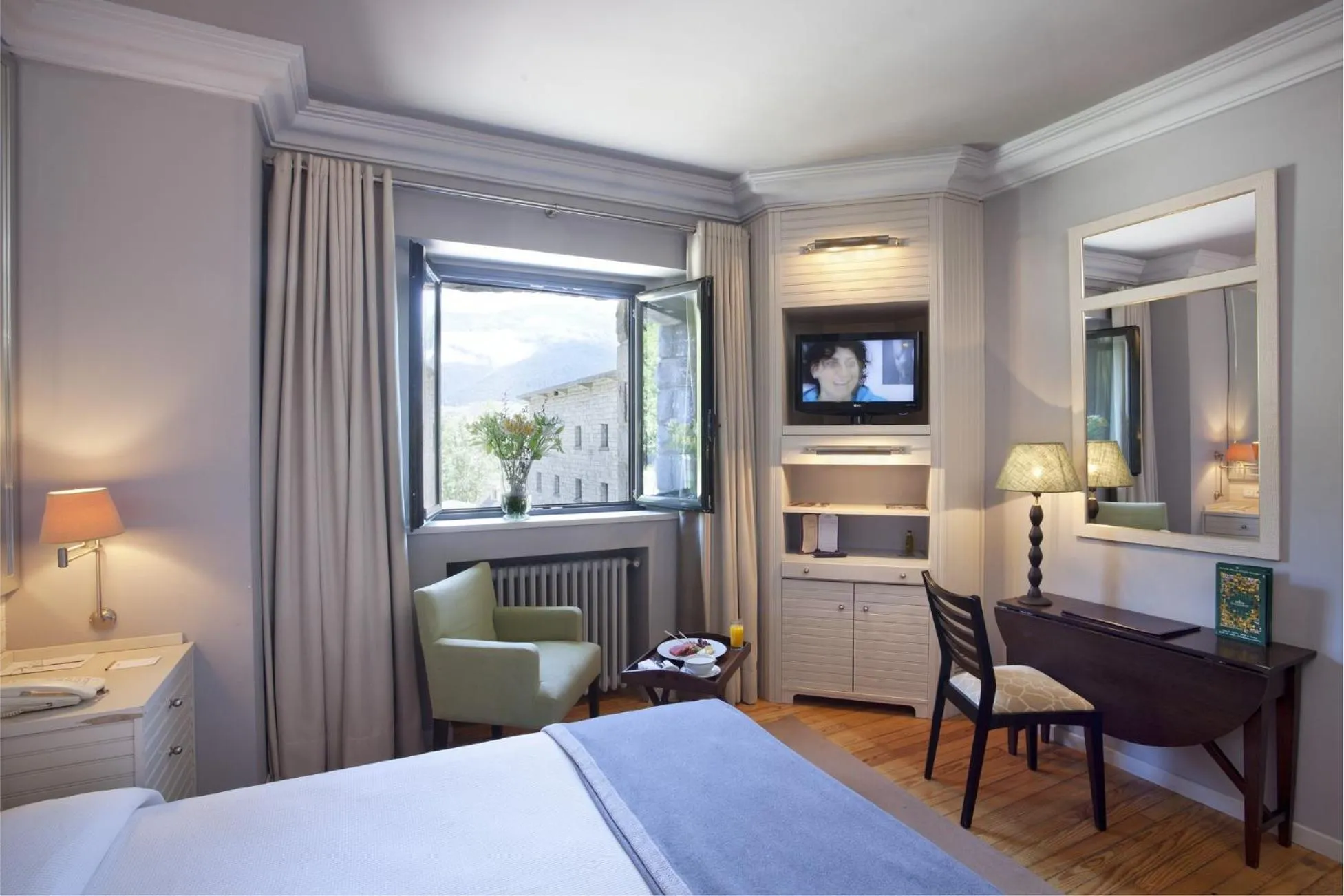 Photo of the whole room, Bed in Parador de Vielha