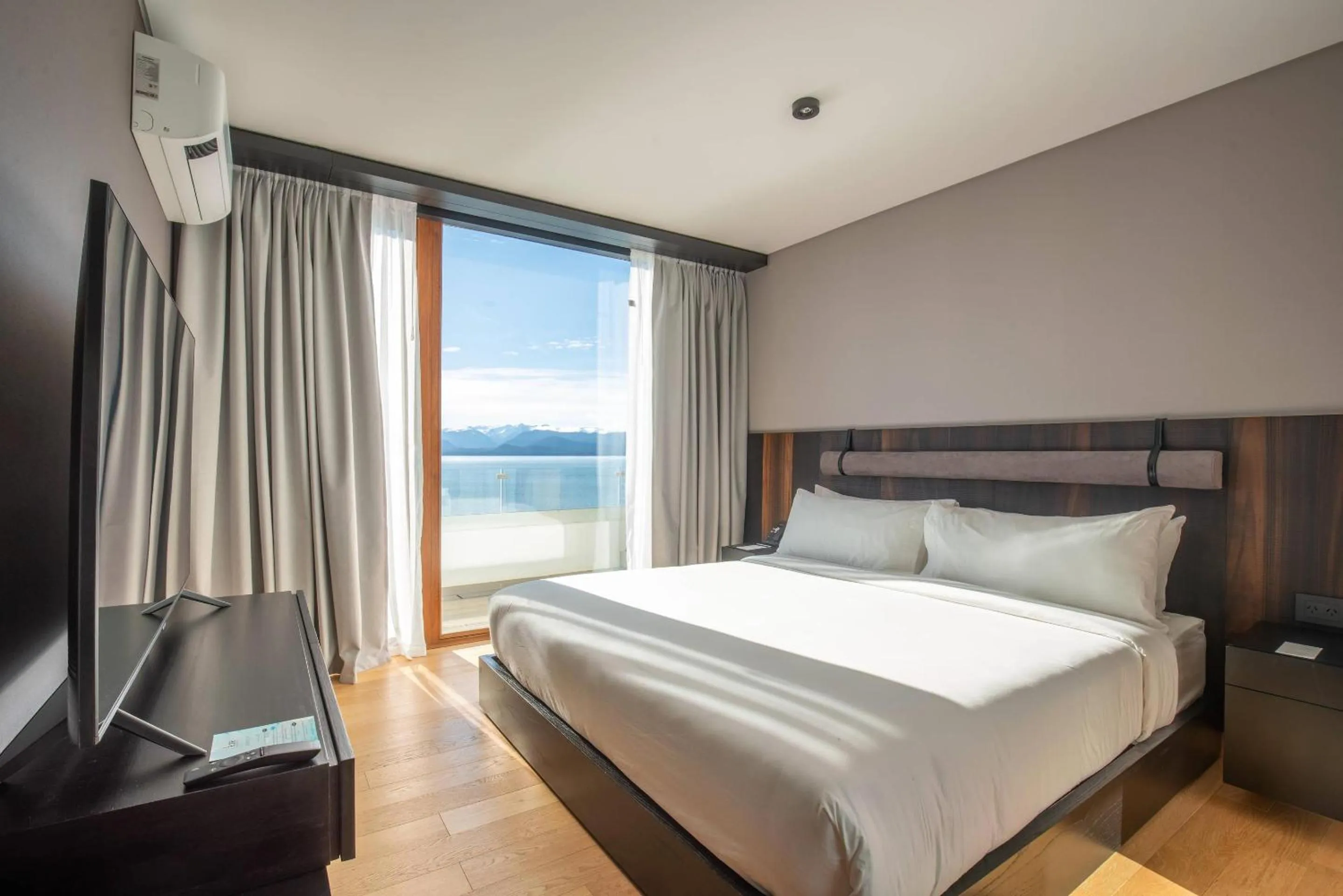 Bedroom, Bed in Radisson Blu Bariloche