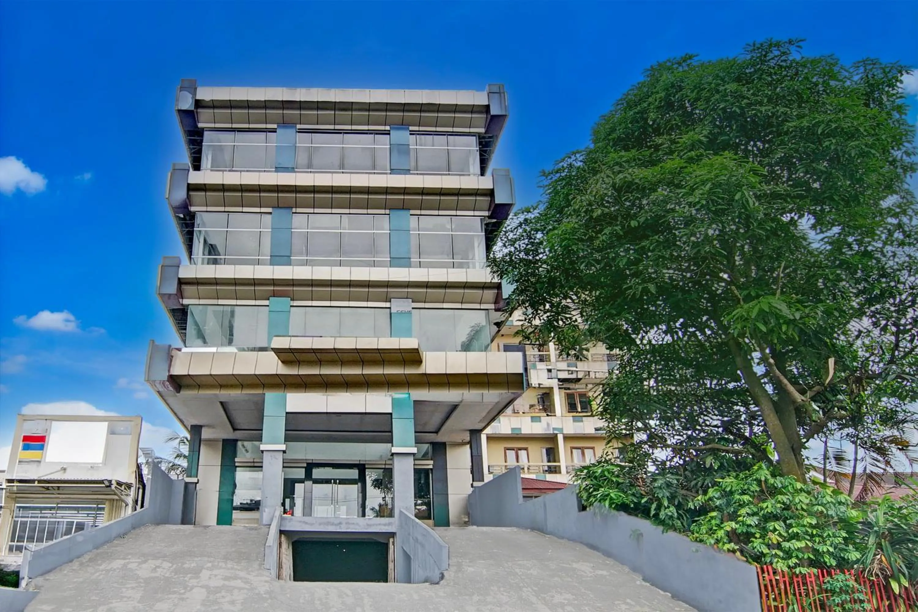 Facade/entrance in Townhouse Oak Pekanbaru near Mall Pekanbaru formerly Hotel Grand Sahara
