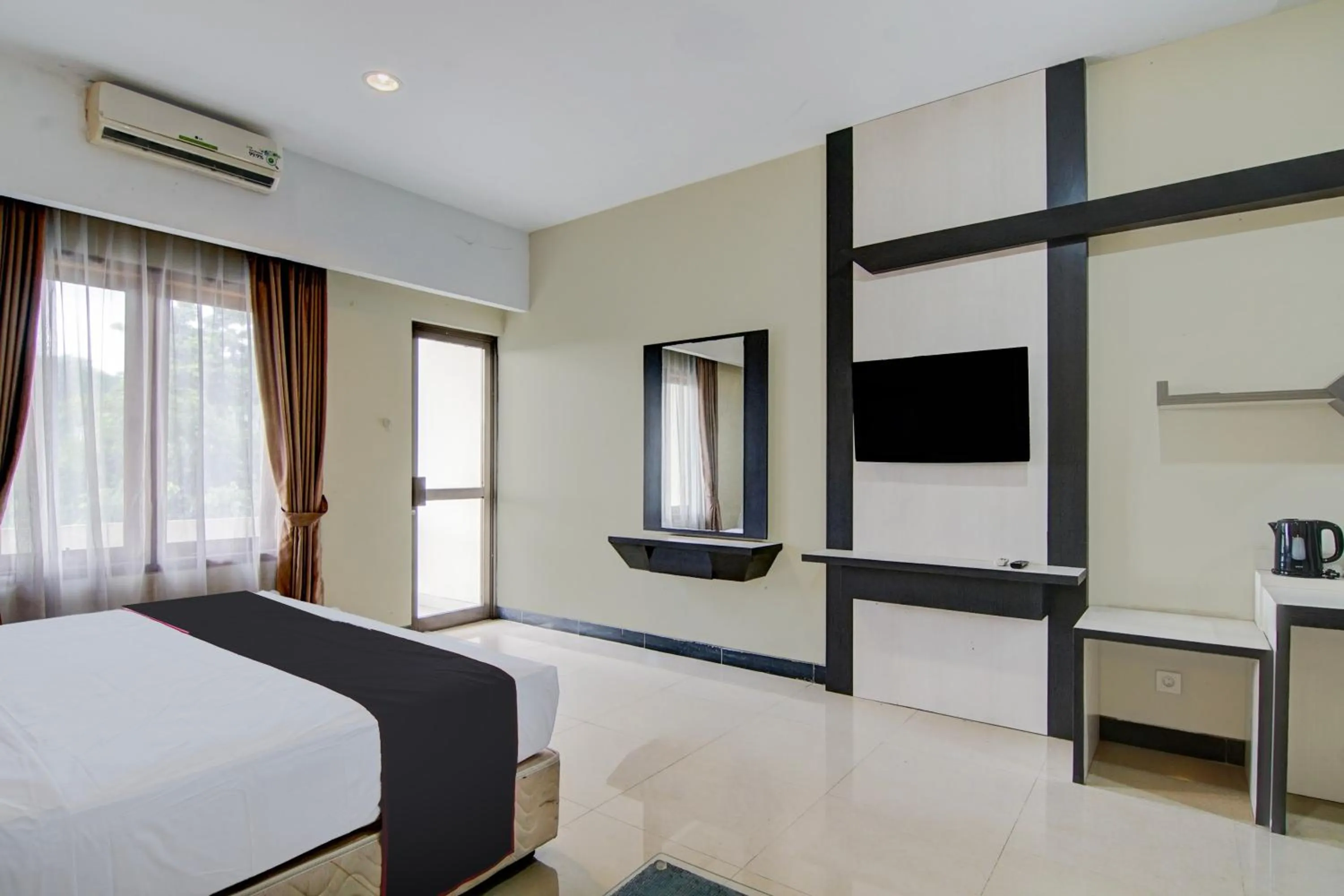 Bedroom, Bed in Townhouse Oak Pekanbaru near Mall Pekanbaru formerly Hotel Grand Sahara