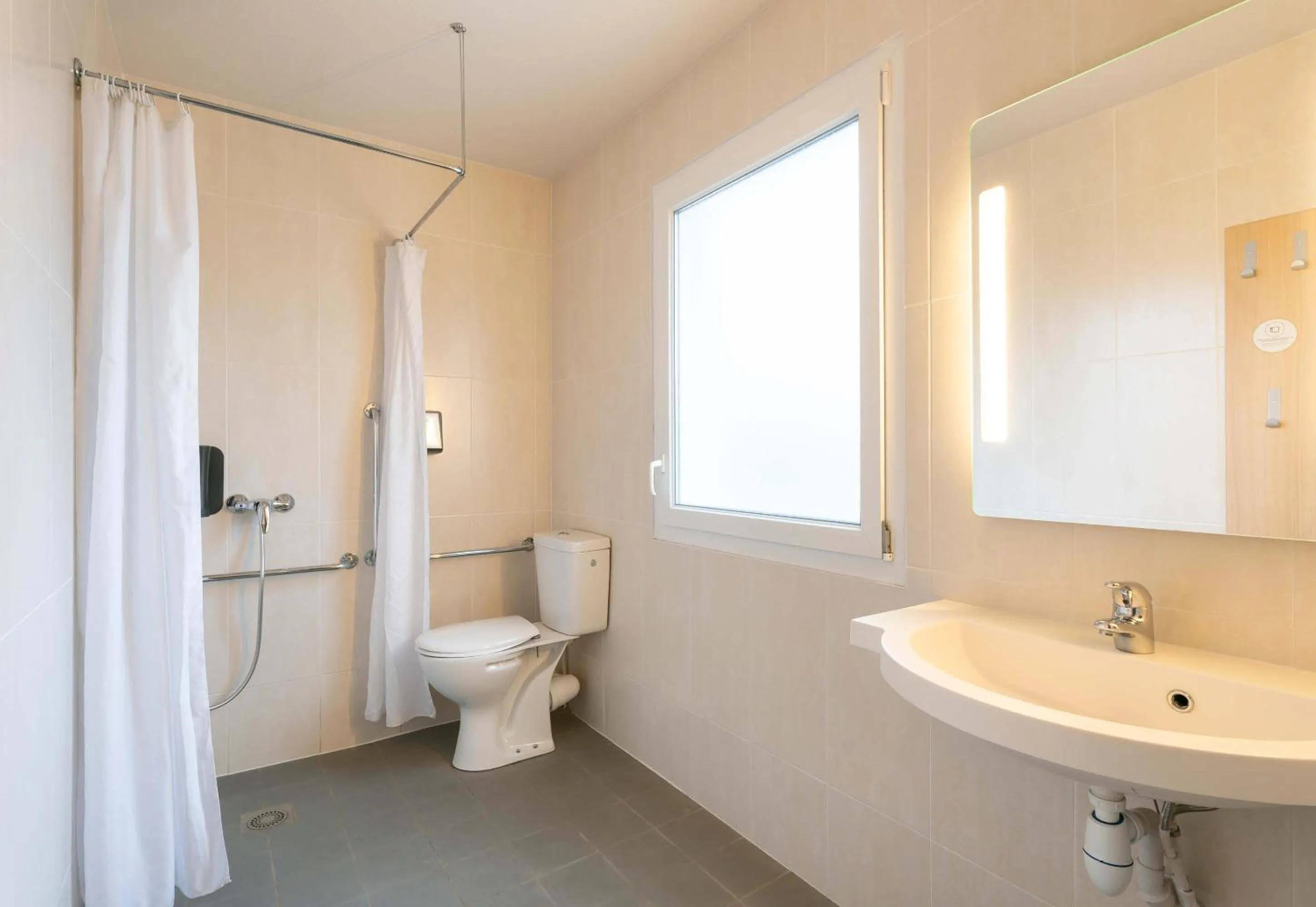 Bathroom in B&B HOTEL Vannes Ouest Golfe du Morbihan