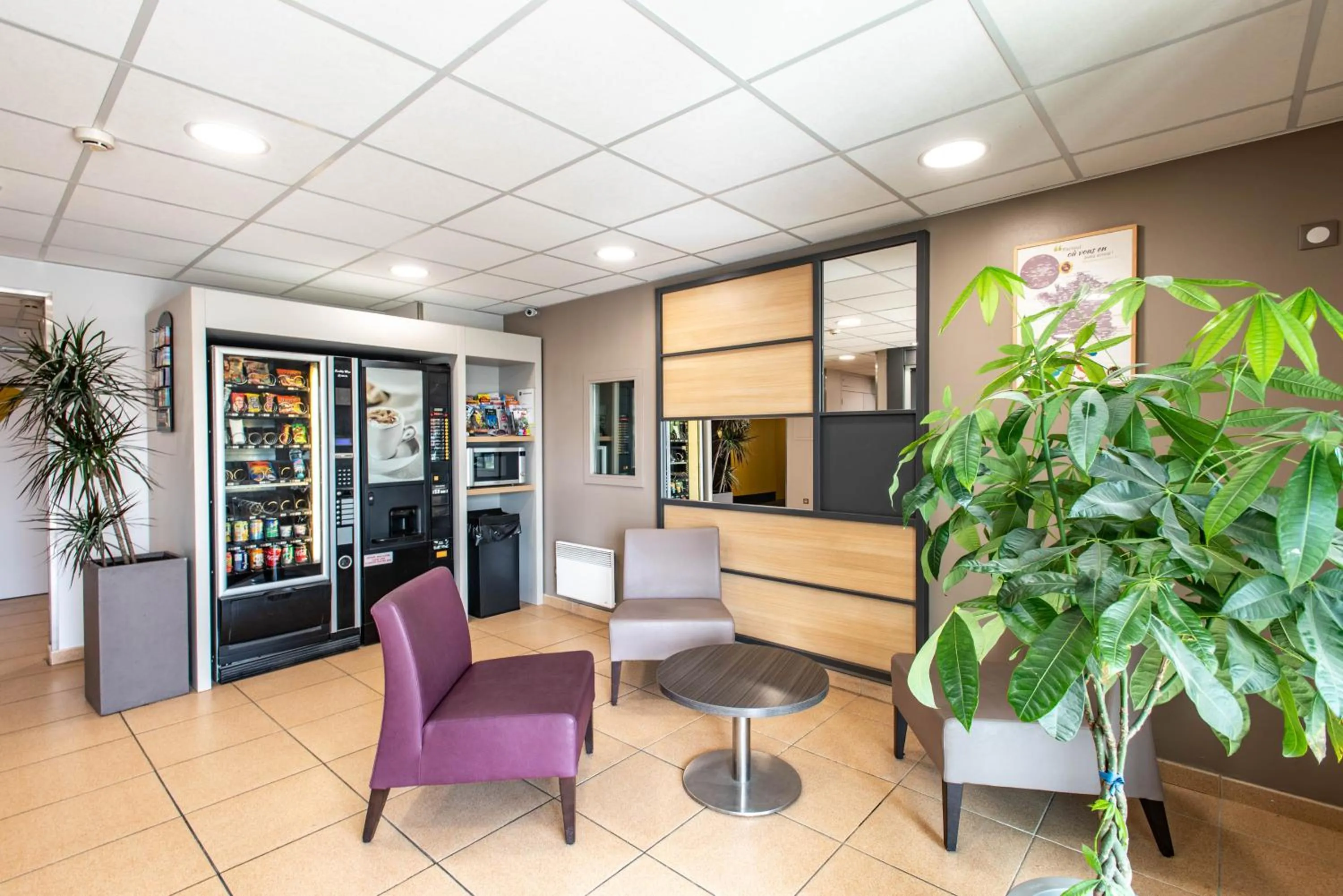Lobby or reception in B&B HOTEL Vannes Ouest Golfe du Morbihan