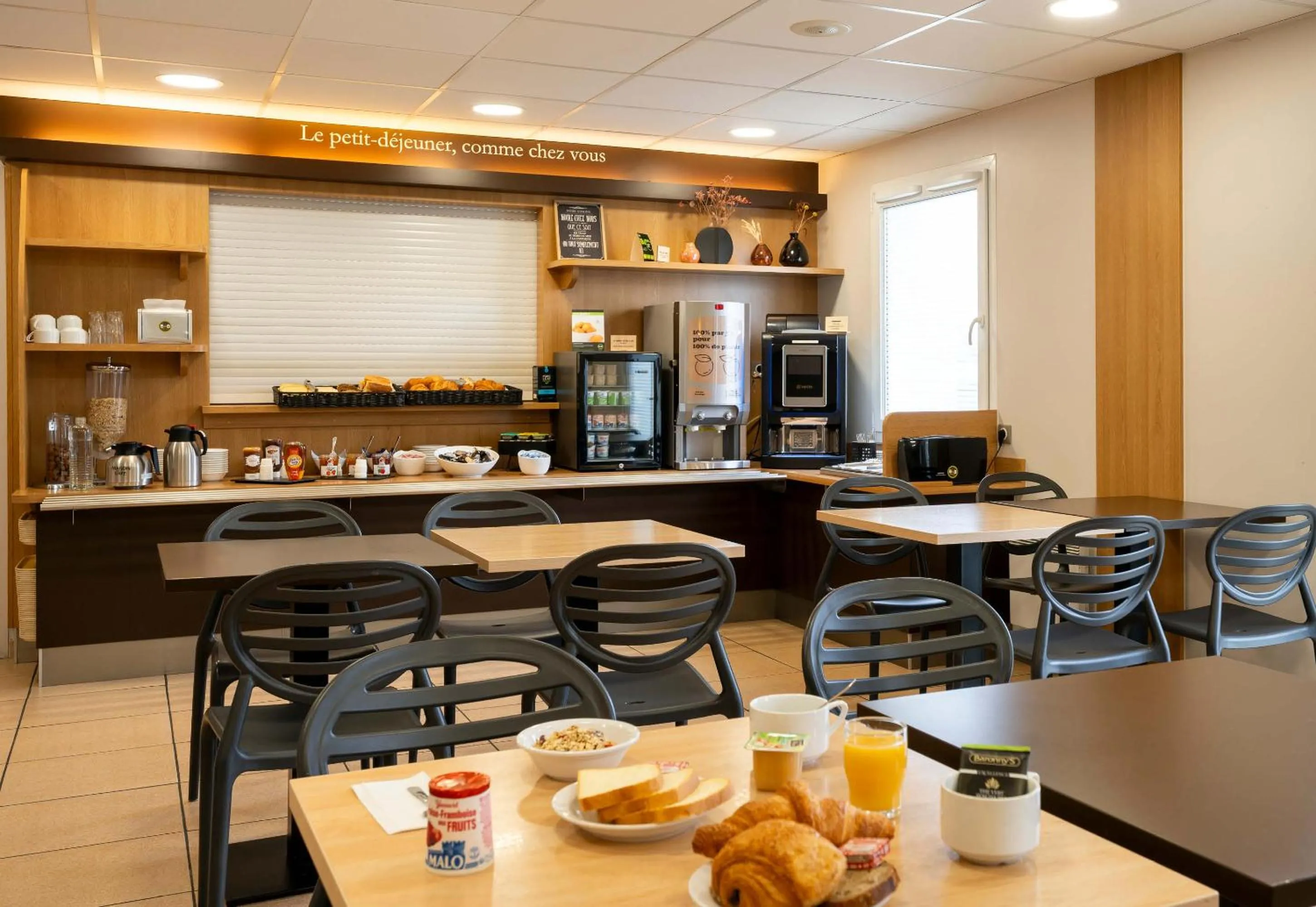 Restaurant/places to eat in B&B HOTEL Vannes Ouest Golfe du Morbihan