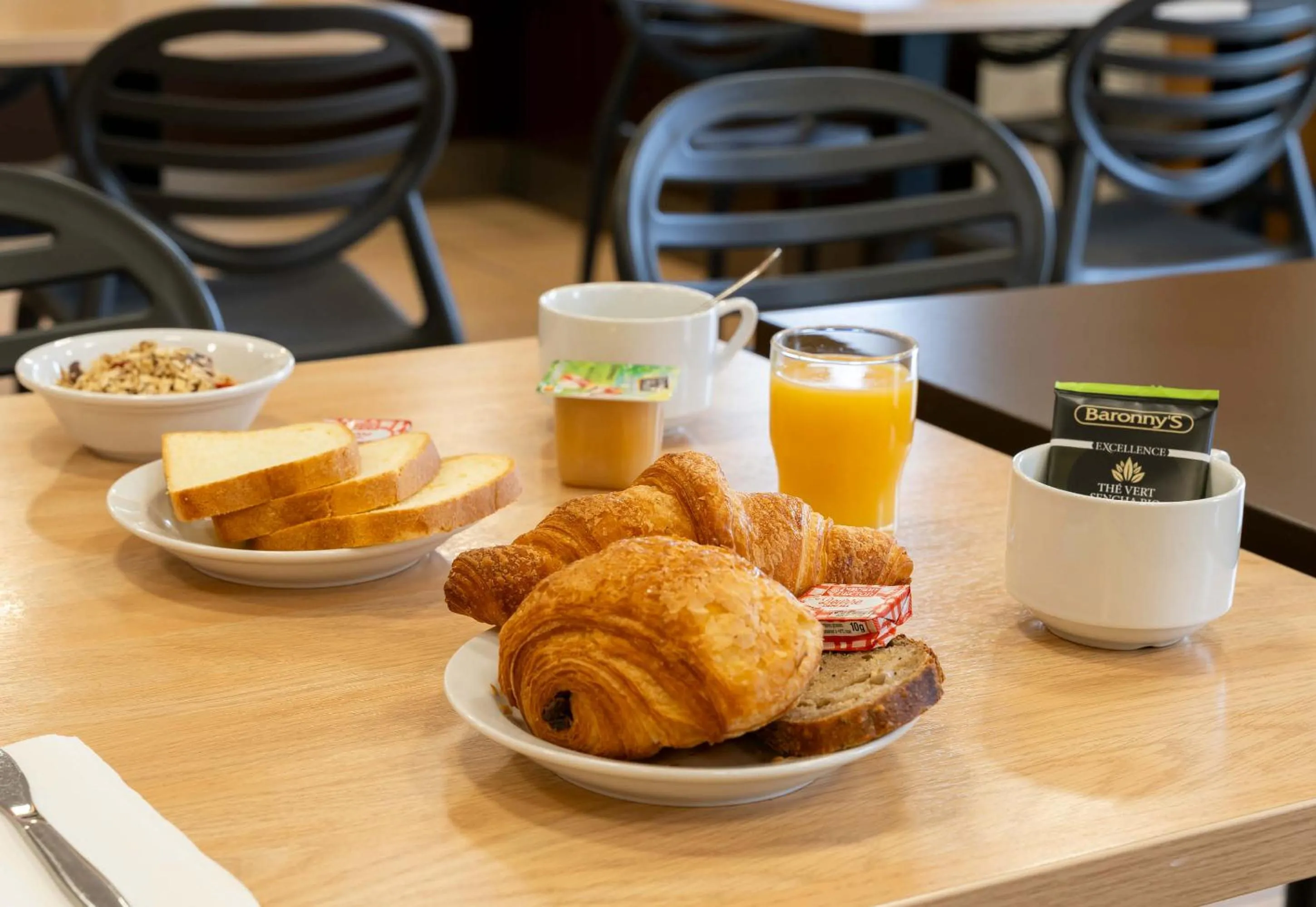 Breakfast in B&B HOTEL Vannes Ouest Golfe du Morbihan