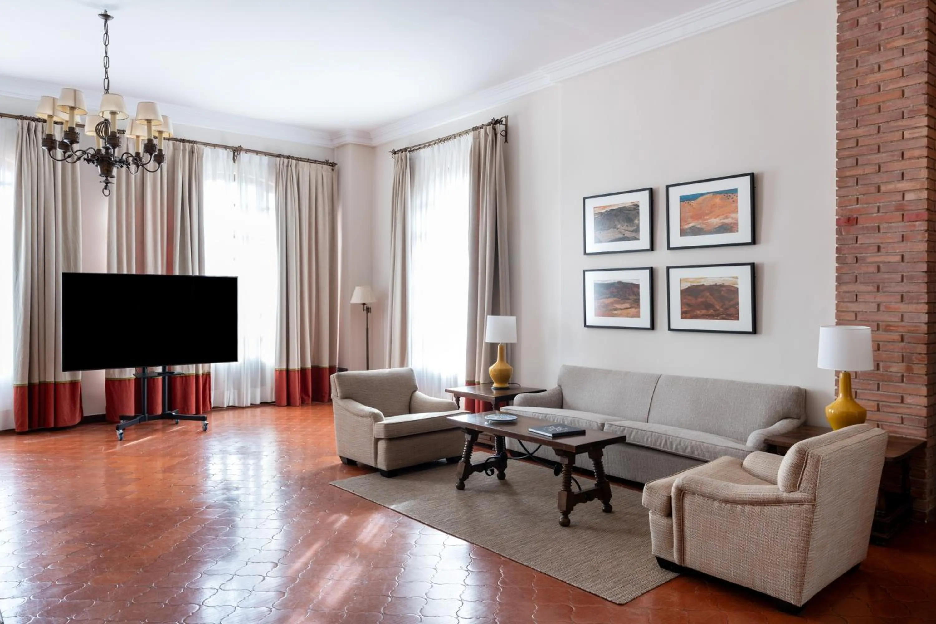 Communal lounge/ TV room in Parador de Calahorra