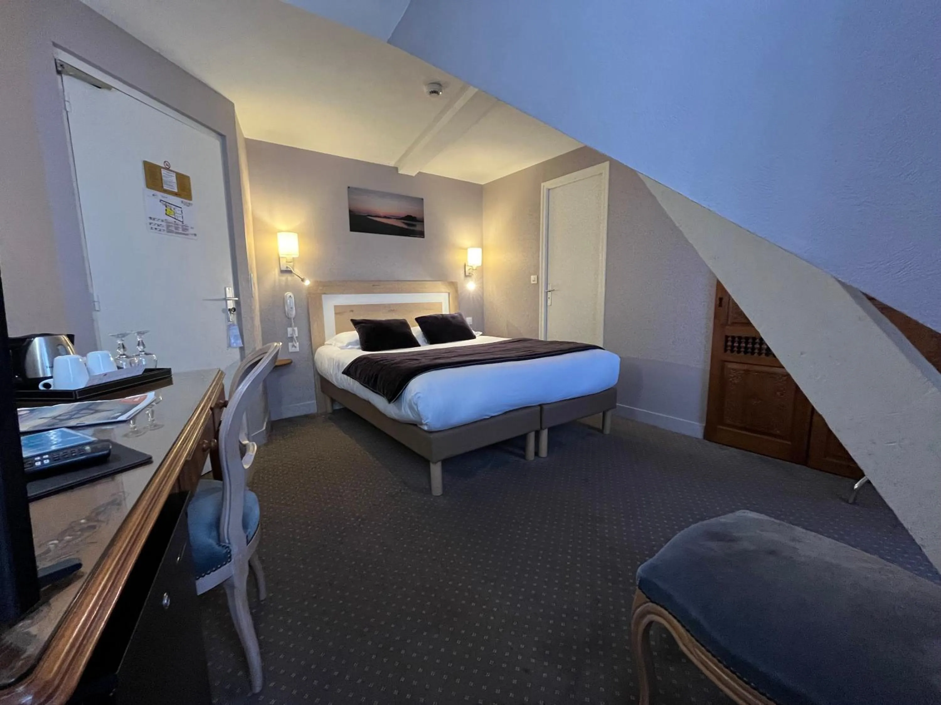 Photo of the whole room, Bed in Hotel des Abers